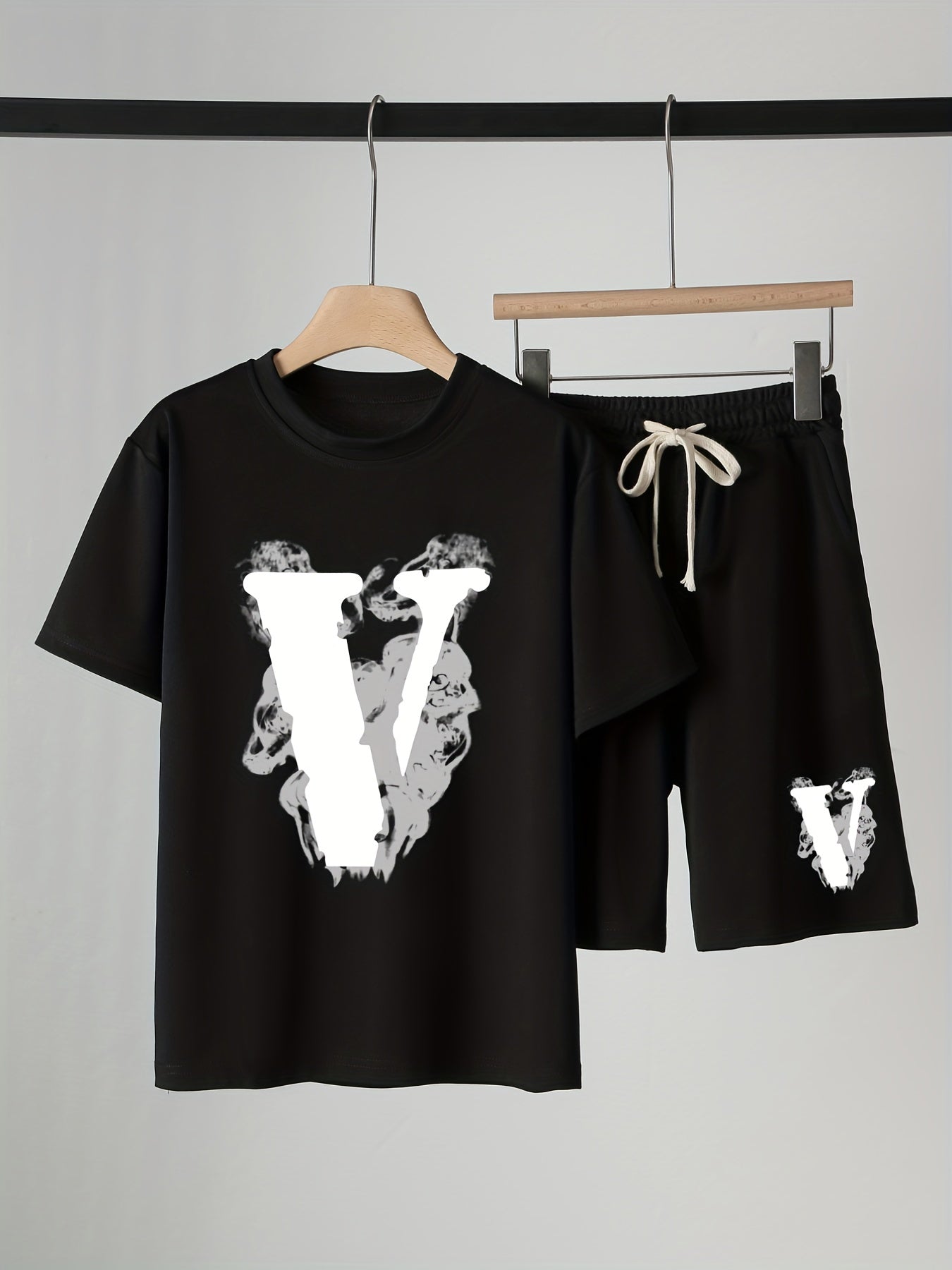 Boys Letter V Print Short Sleeve T shirt & Drawstring Shorts Set