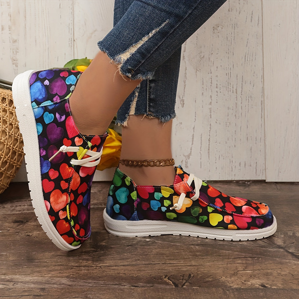 Women's Skate Shoes With Heart Pattern Lightweight Canvas Lace-up Sneakers