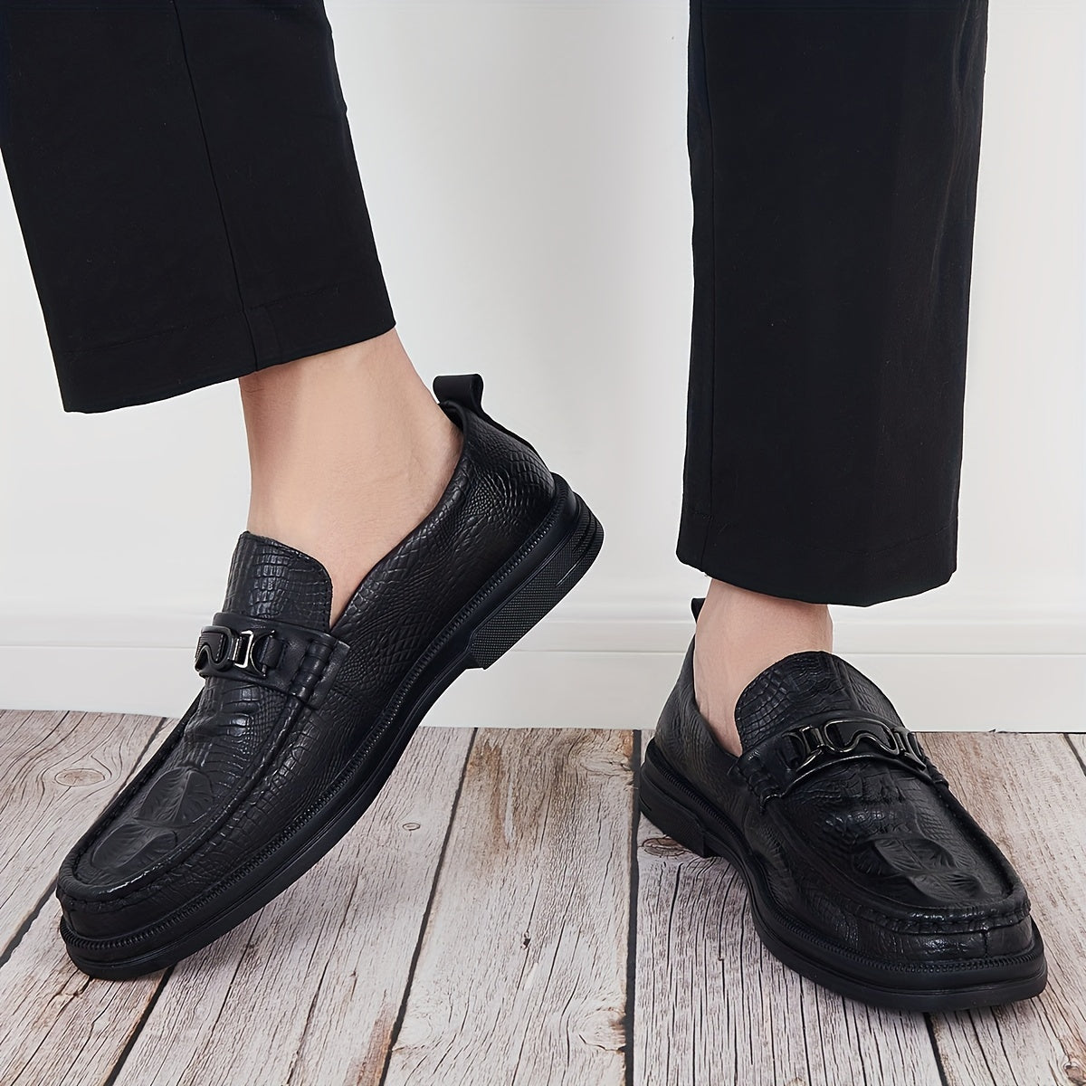 Men's Crocodile Print Loafers Metal Decor Slip-On Shoes