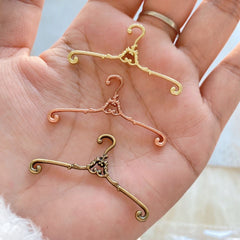 10pcs Mini Dollhouse Metal Hangers Vintage Metal Hangers Simulation Landscape Ph