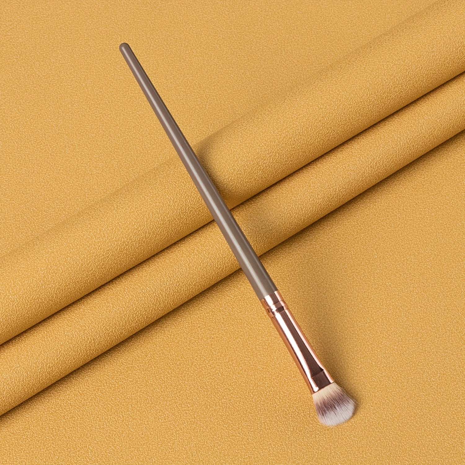 Vegan Eyeshadow Brush for Intense Applications or Controlled Finishes