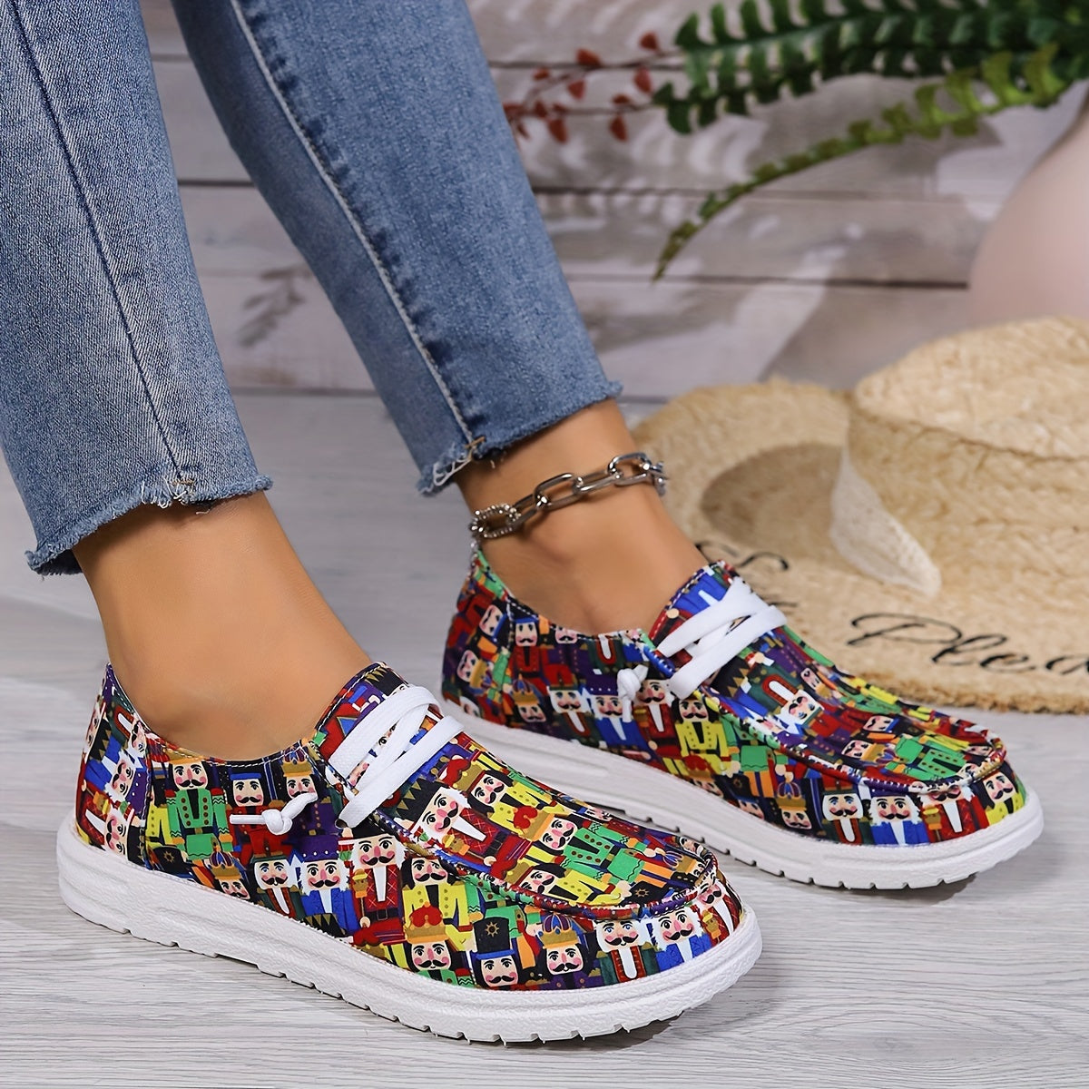 Women's Outdoor Flat Skateboard Shoes with Small Figure Pattern