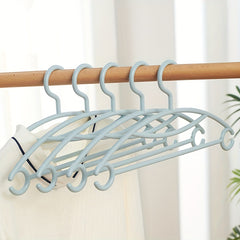 5pcs Non Slip Plastic Hangers - Multifunctional Hooks for Clothes
