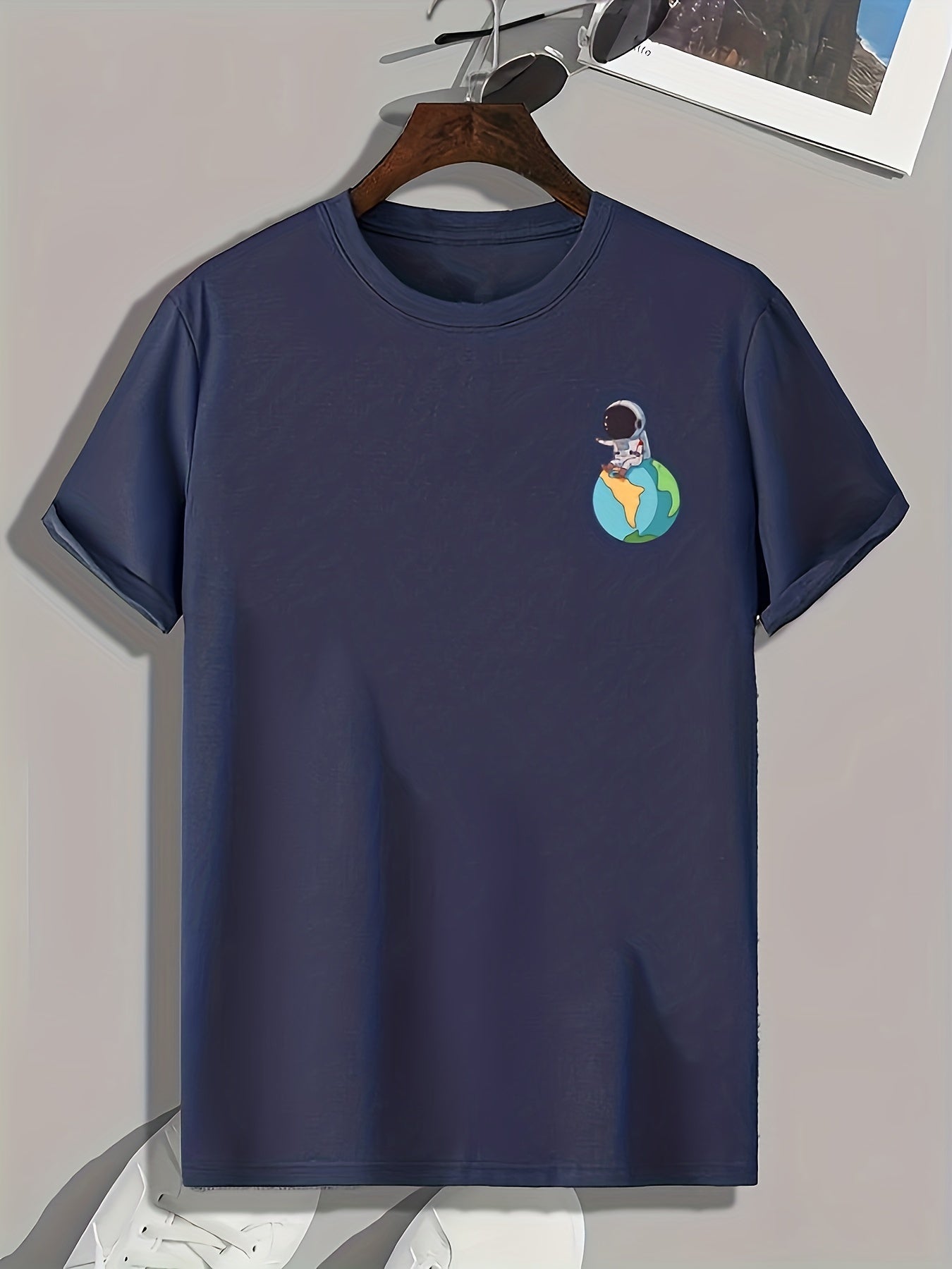Astronaut Chest Print Men's Graphic T-shirt for Summer