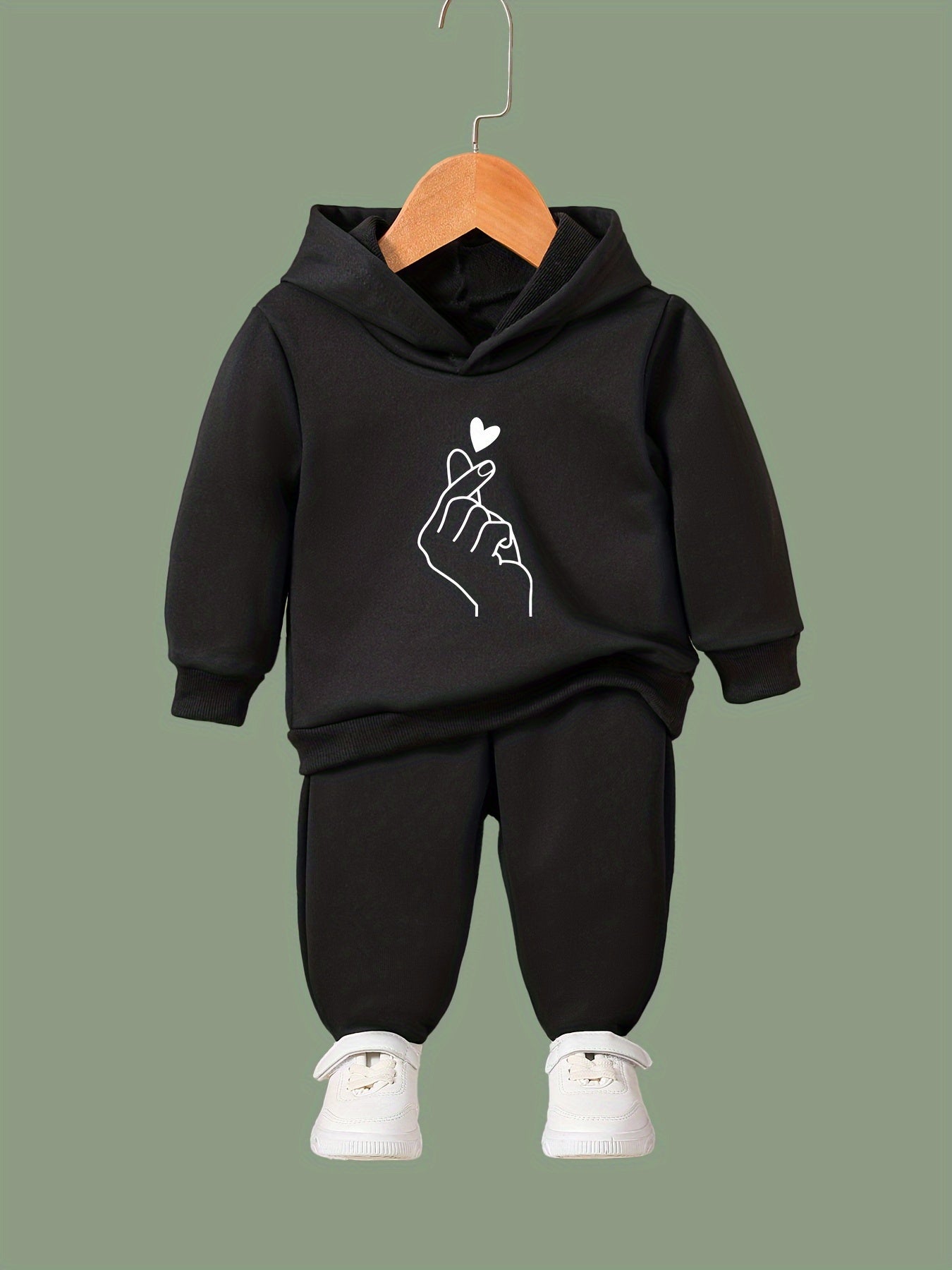 Kids 2pcs Love Gesture Print Outfit Set Girl's Sporty Clothes