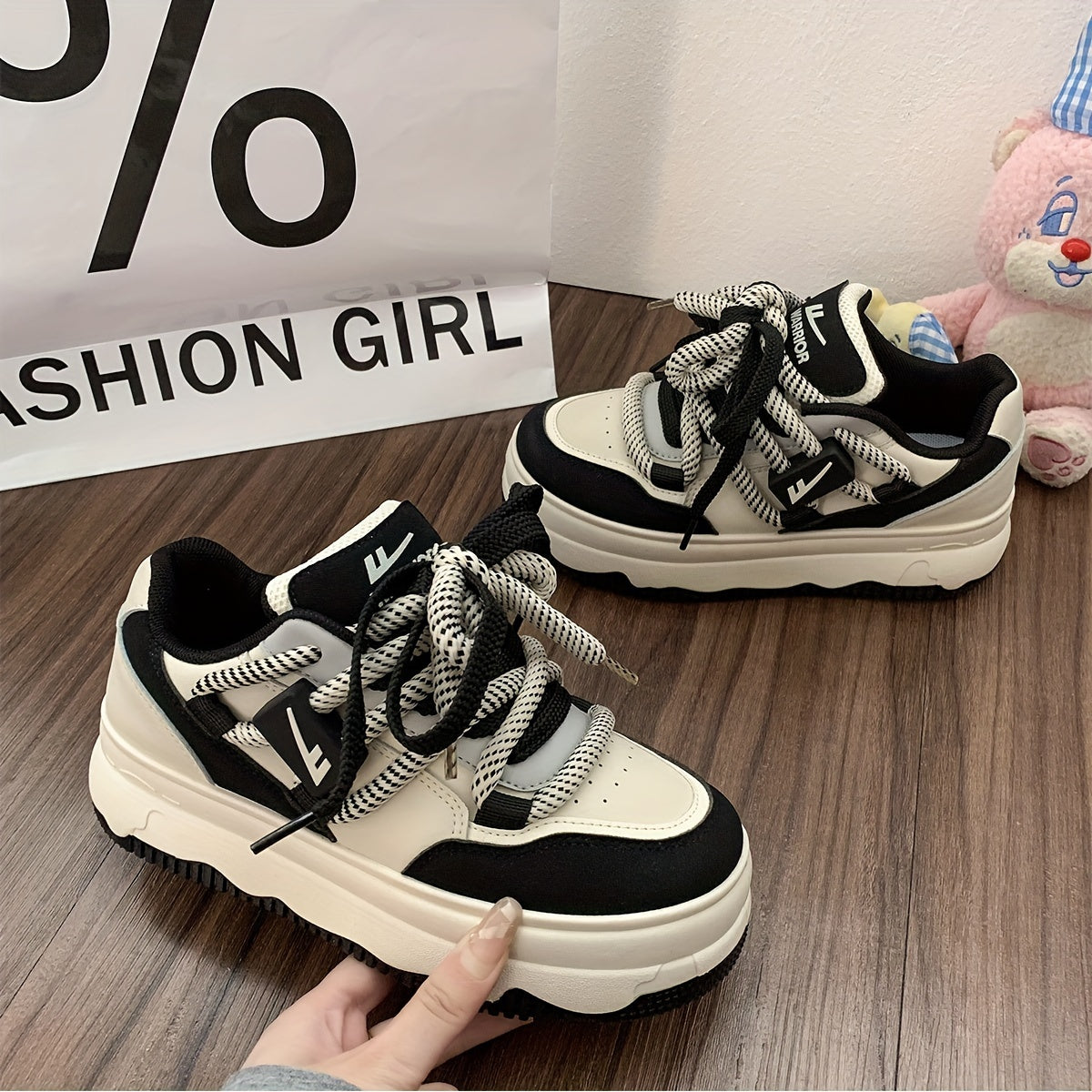 Women's Retro Lace up Skate Shoes Lightweight Platform Sneakers