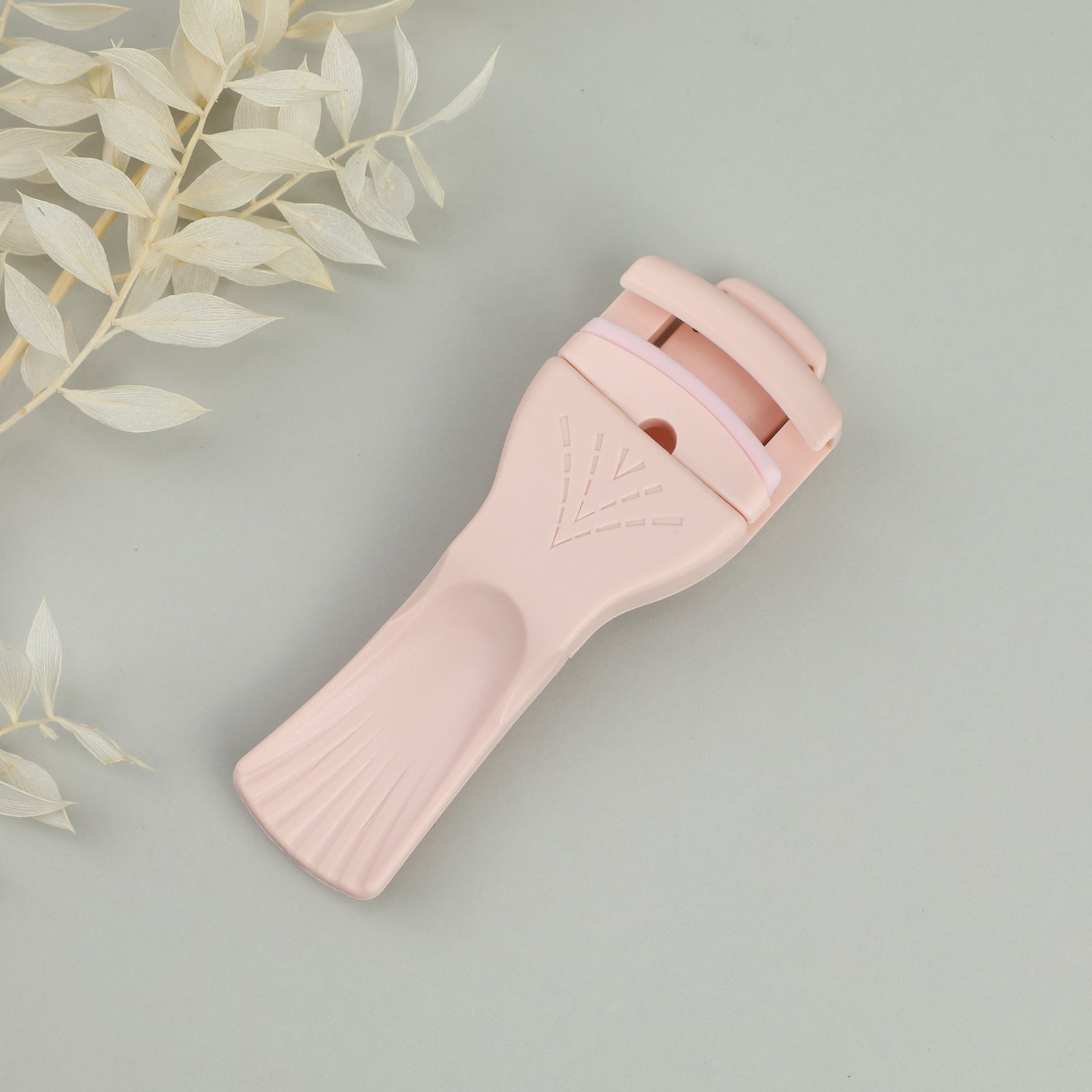 Eyelash Curler with 2 Silicone Pads for Eye Makeup