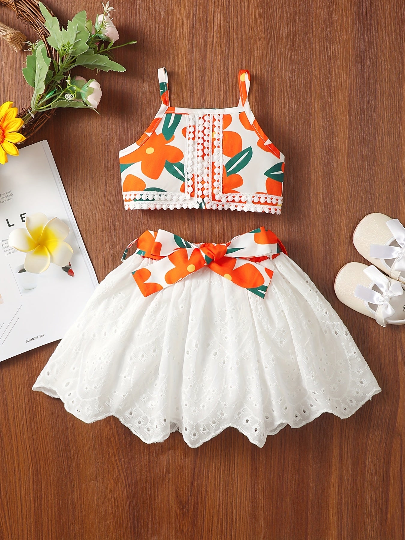 2pcs Baby Girls Floral Print Camisole Top & Eyelet Belted Skirt Set