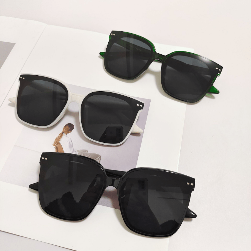 Stylish Square Sunglasses With Metal Teeth