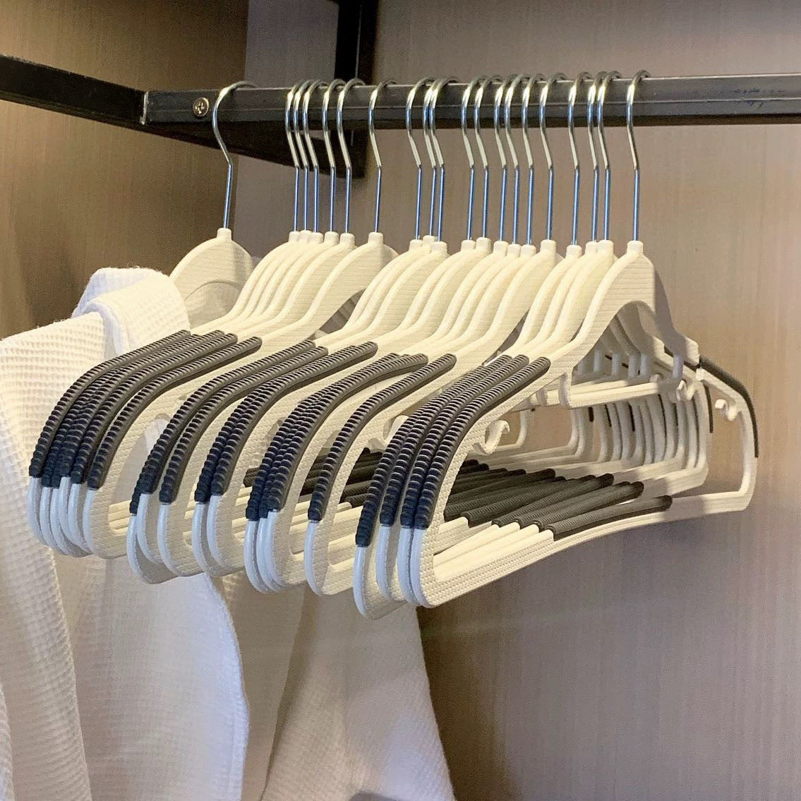 10pcs Plastic Hangers Non Slip Swivel Hook Space Saving Organizer