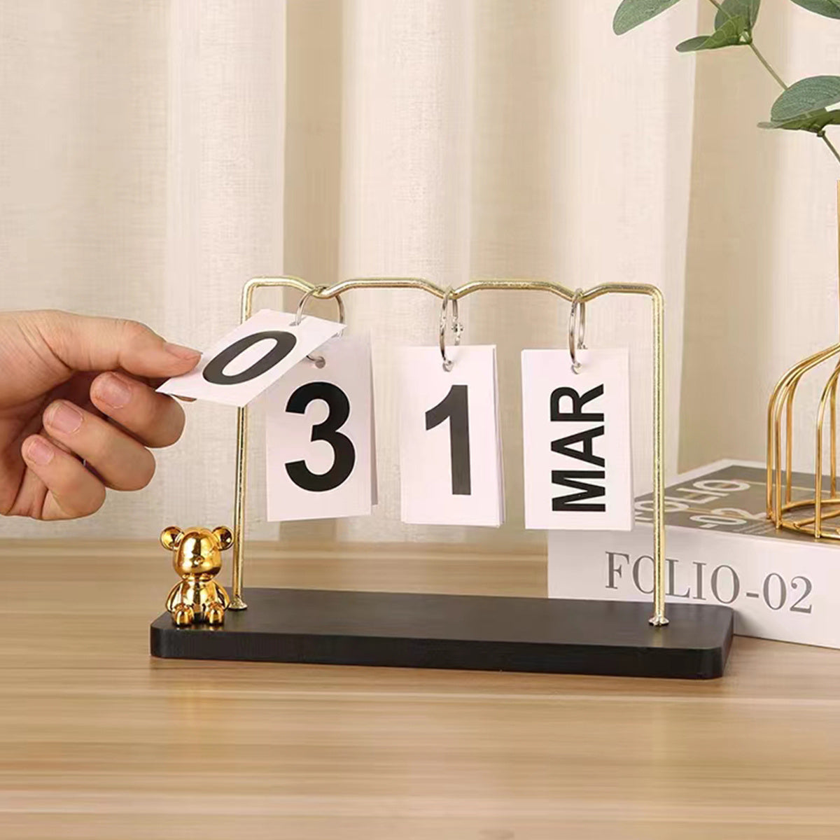 Metal Teddy Bear Shaped Desk Calendar Display for Office