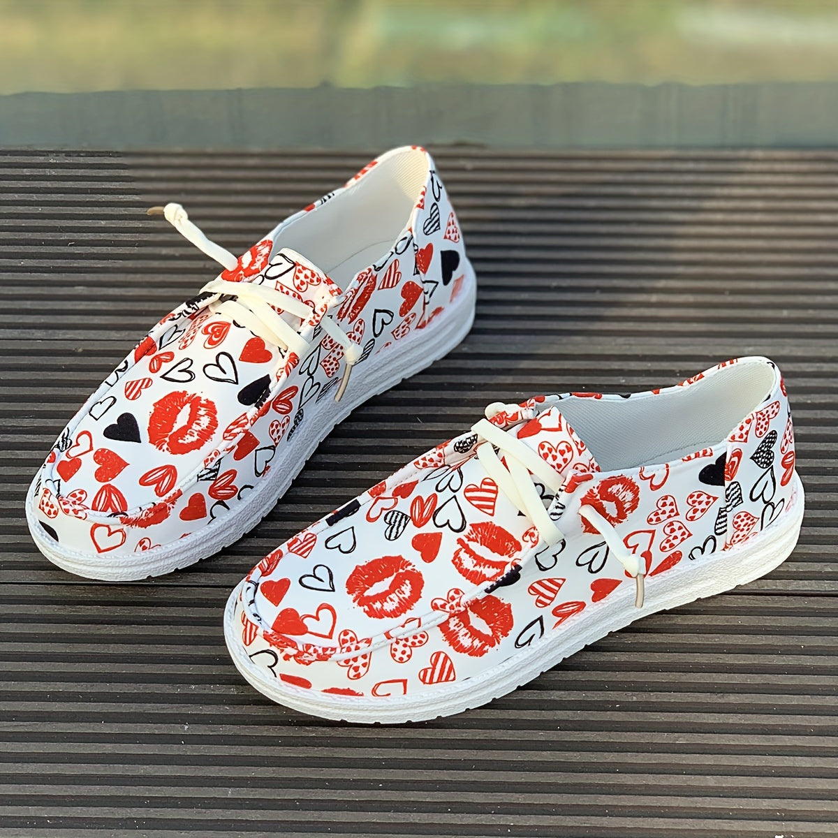 Heart & Lip Print Canvas Shoes Breathable Lace-up Flats