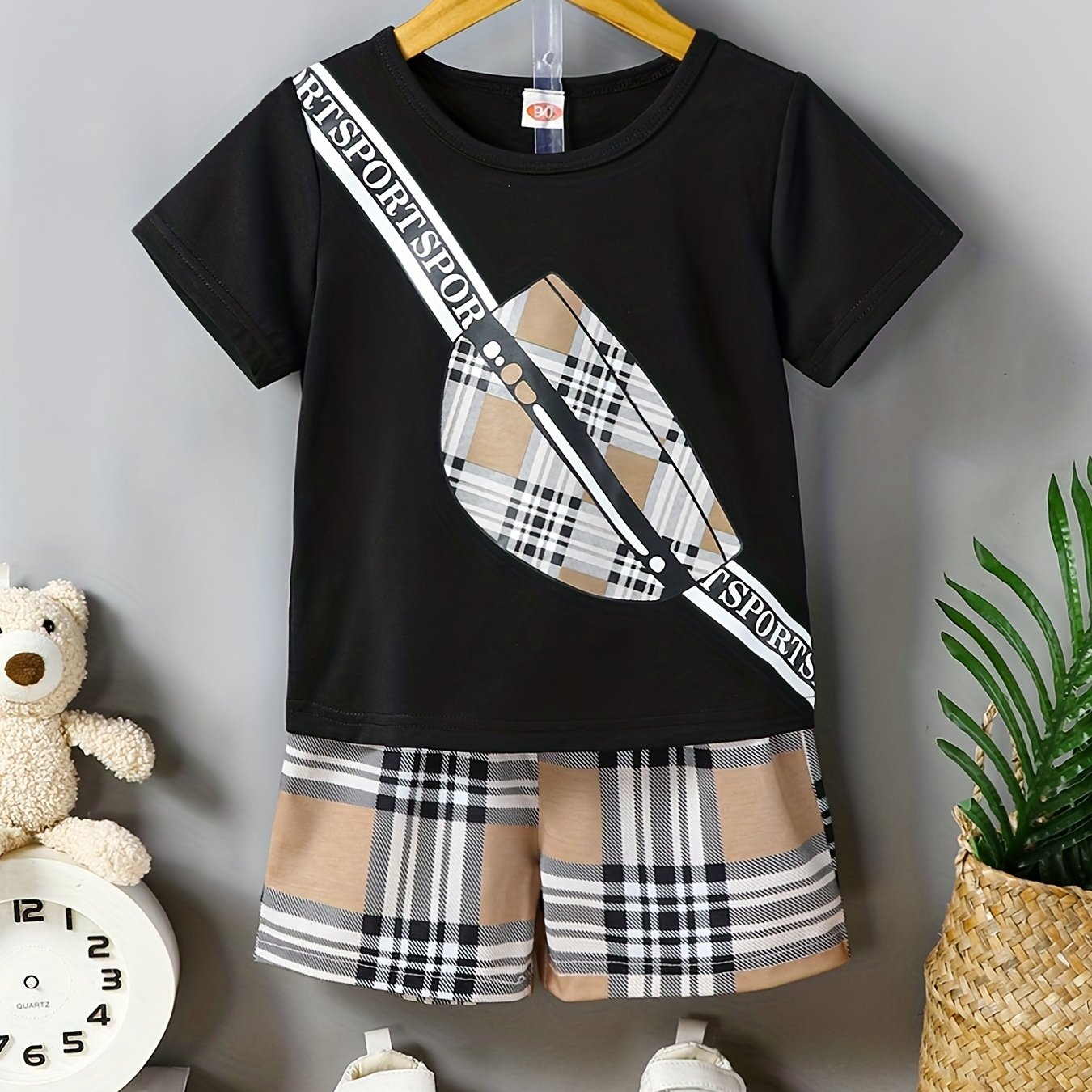Boys Cartoon Chest Bag Graphic T shirt & Plaid Shorts Set