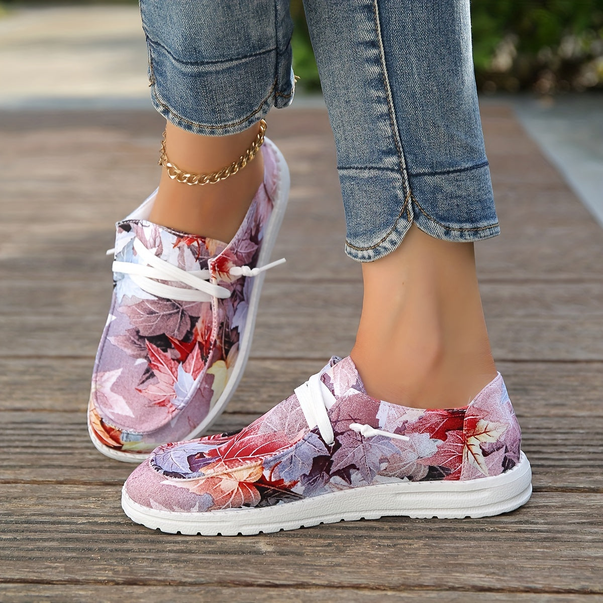 Maple Leaf Print Canvas Lace-Up Low Top Women's Shoes