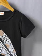 Boys Cartoon Chest Bag Graphic T shirt & Plaid Shorts Set