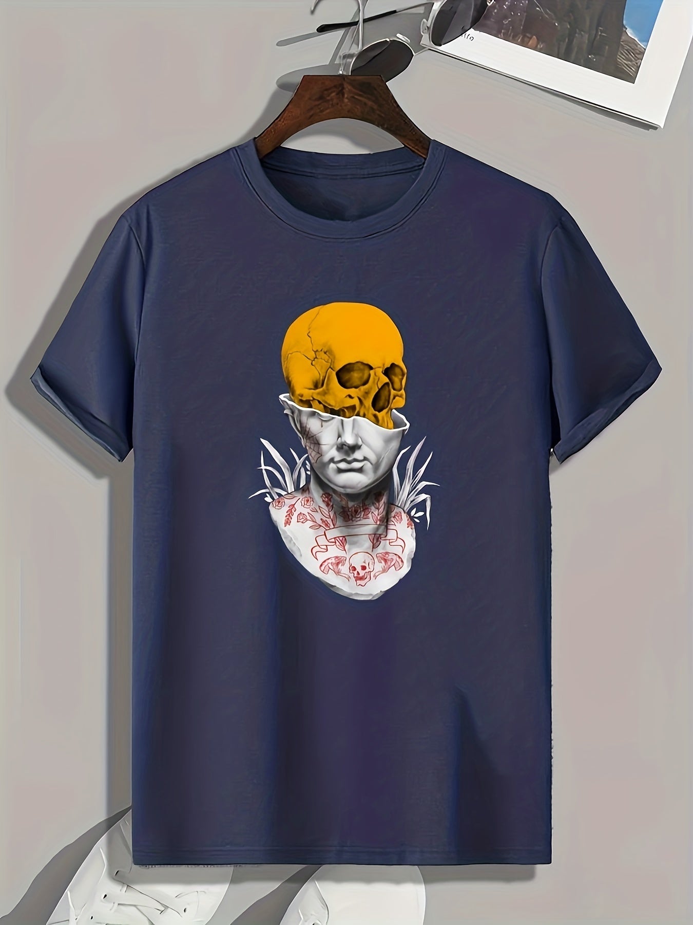 Skull Statue Print Men's Graphic Tee for Summer