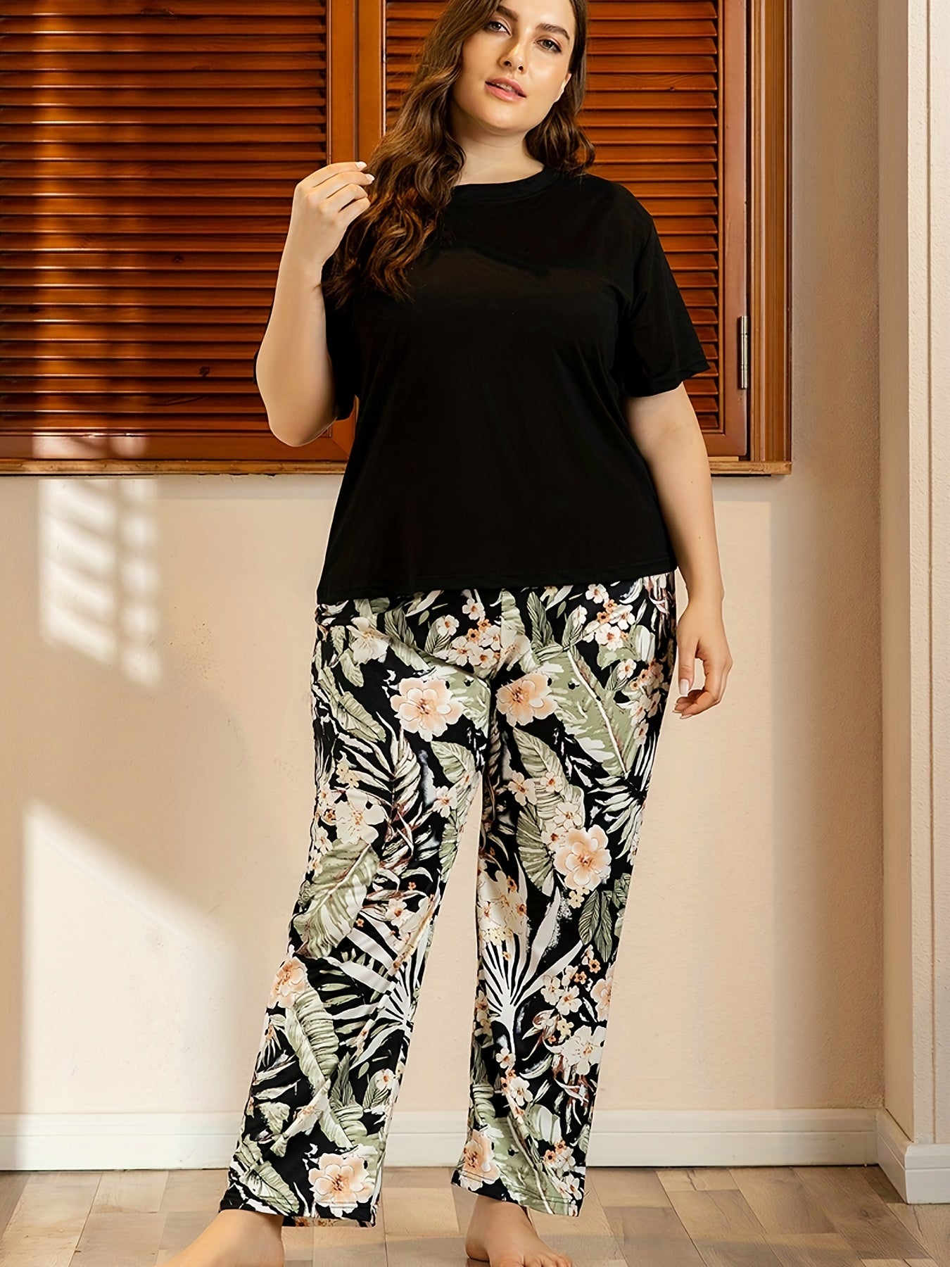 Floral Print Plus Size Pajama Set, Short Sleeve Top & Pants, 2 Piece