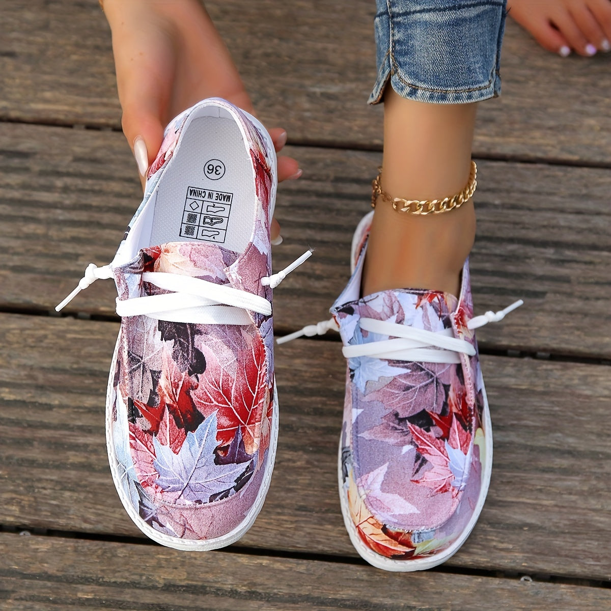 Maple Leaf Print Canvas Lace-Up Low Top Women's Shoes