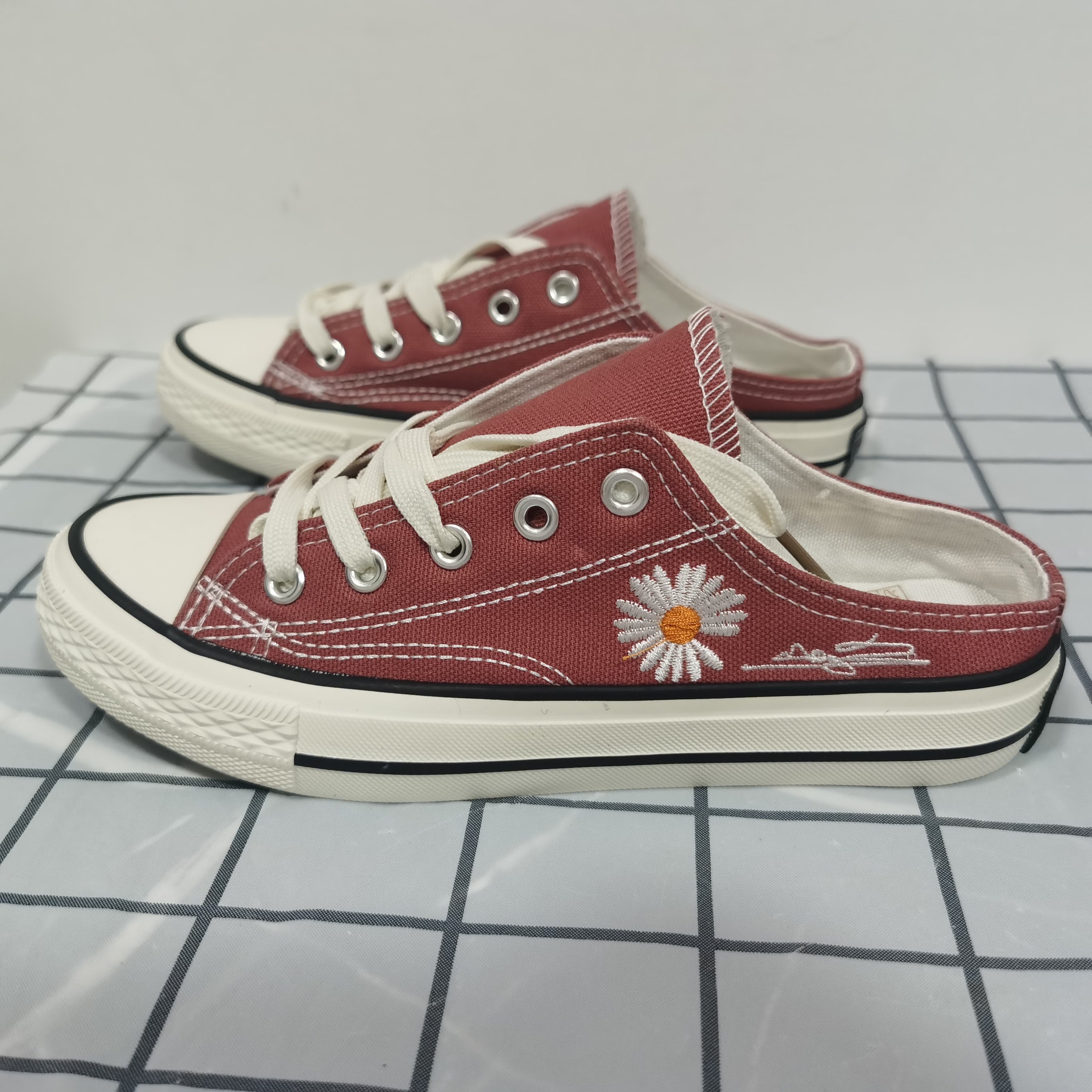 Women's Daisy Embroidered Canvas Mule Shoes