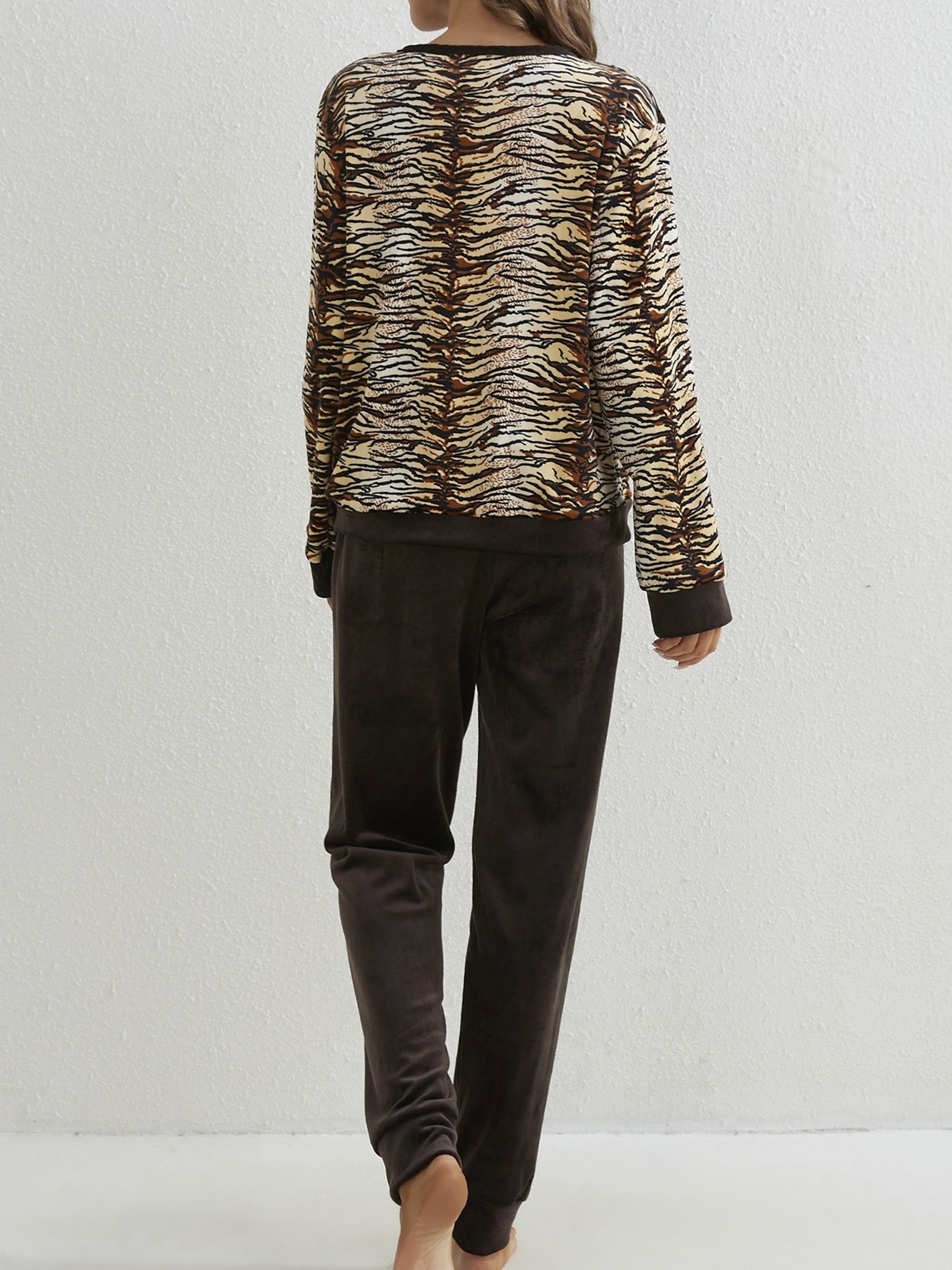 Leopard Print Pajamas Set Long Sleeve Crew Neck Top & Pants