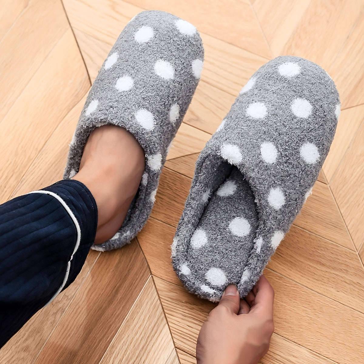 Men's Closed Toe Polka Dot Plush Slippers Anti-skid Back Shoes