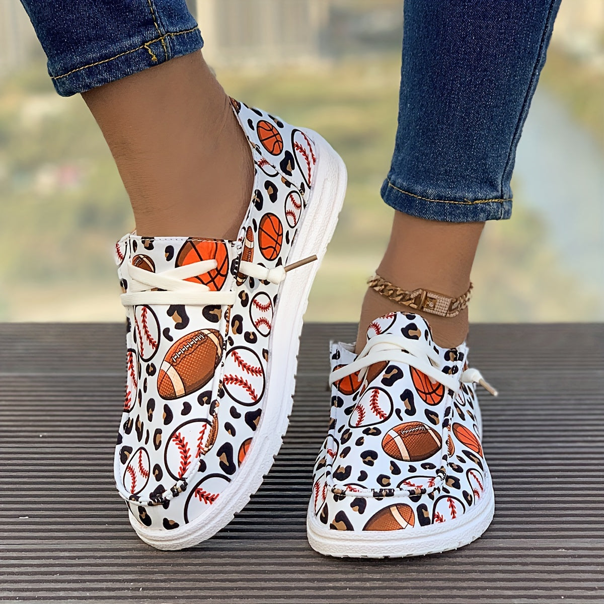 Women's Skate Shoes with Sports Pattern Design Lace up Flat Sneakers