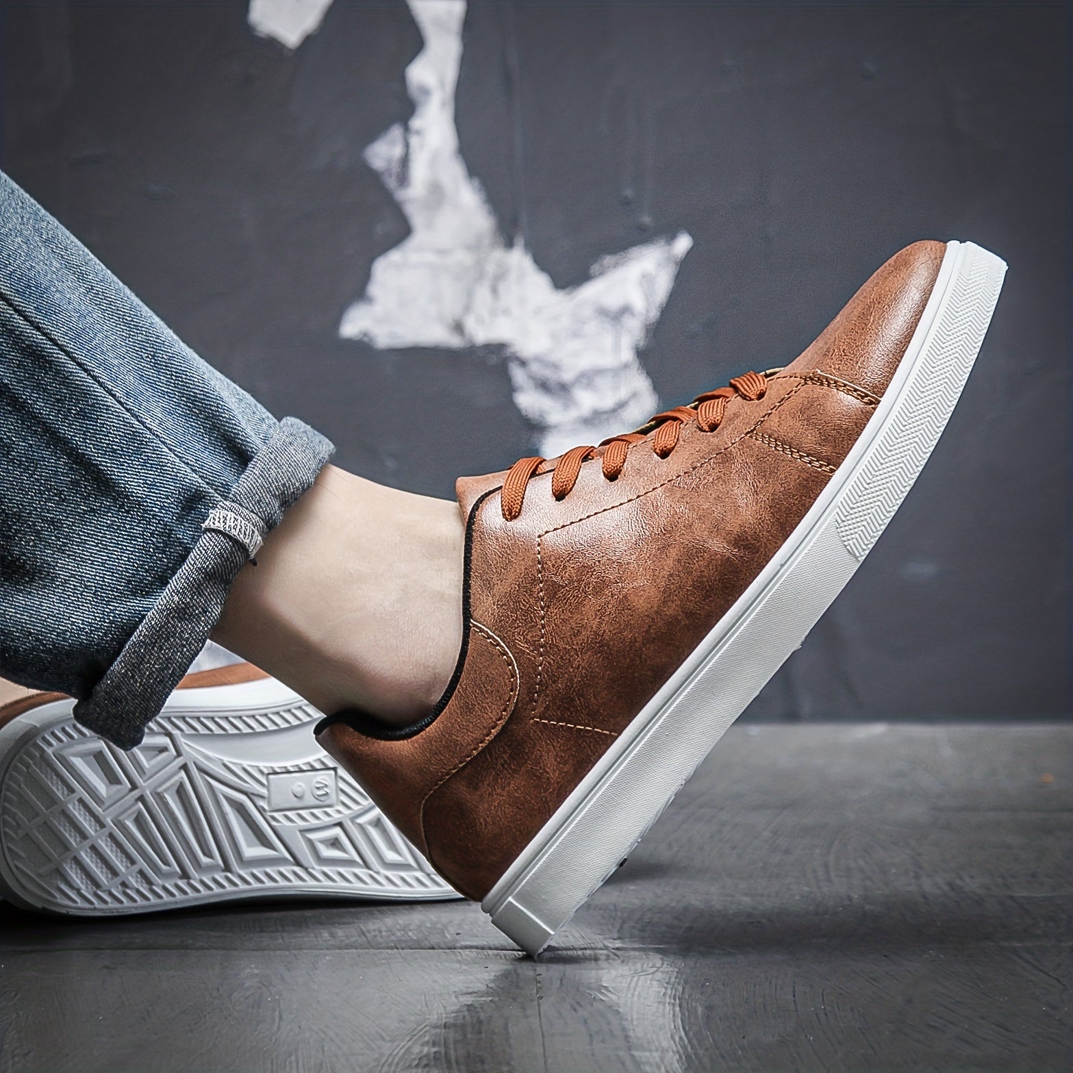 Men's Lace-up PU Leather Skate Shoes with Good Traction