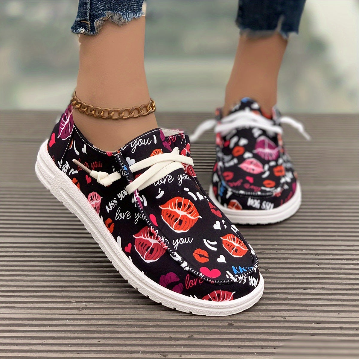 Women's Skateboard Shoes Heart & Lips Pattern Canvas Flat Lace-up Shoes