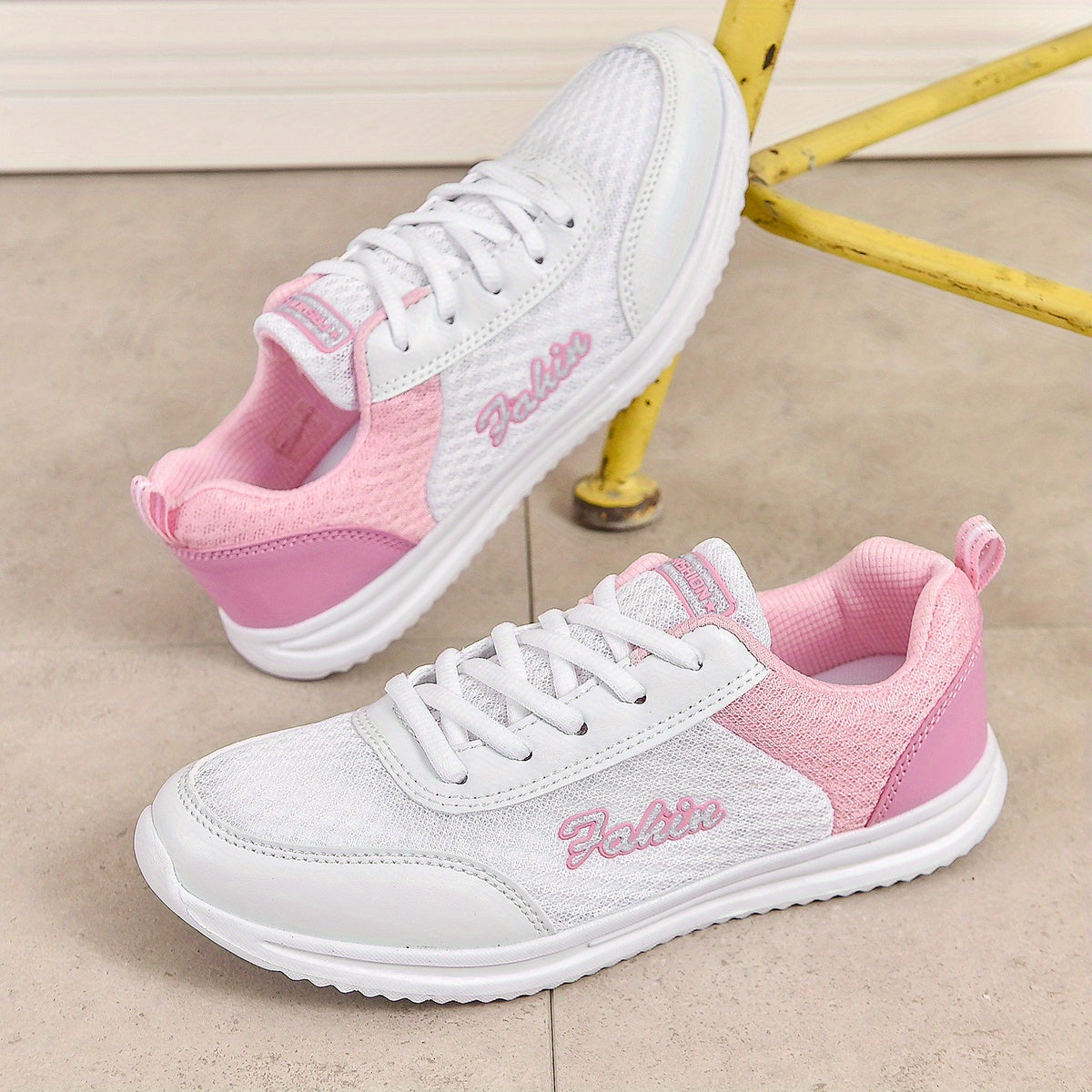 Women's Letter Decor Sneakers Lightweight Running Shoes