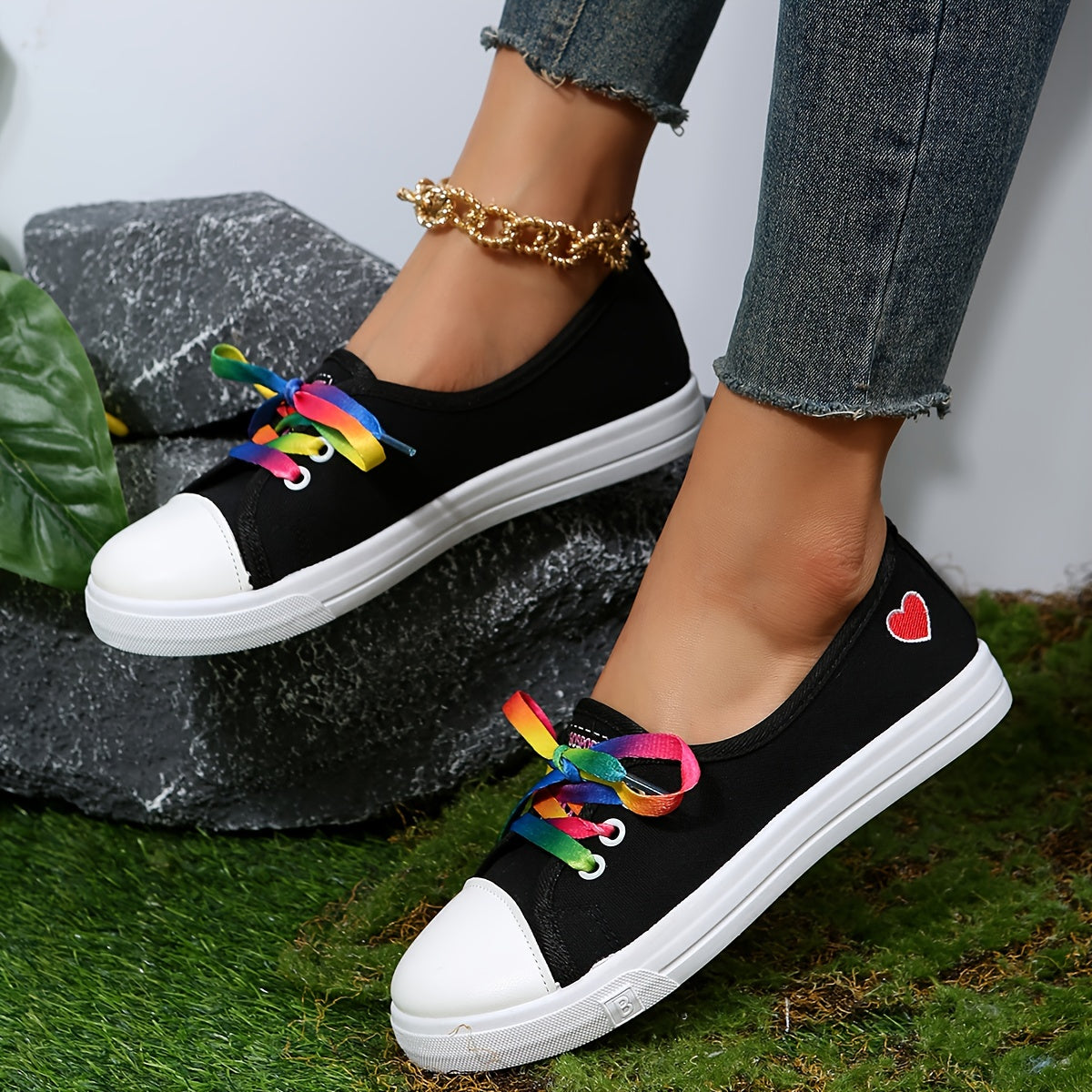 Women's Heart Pattern Canvas Lace-Up Outdoor Sneakers