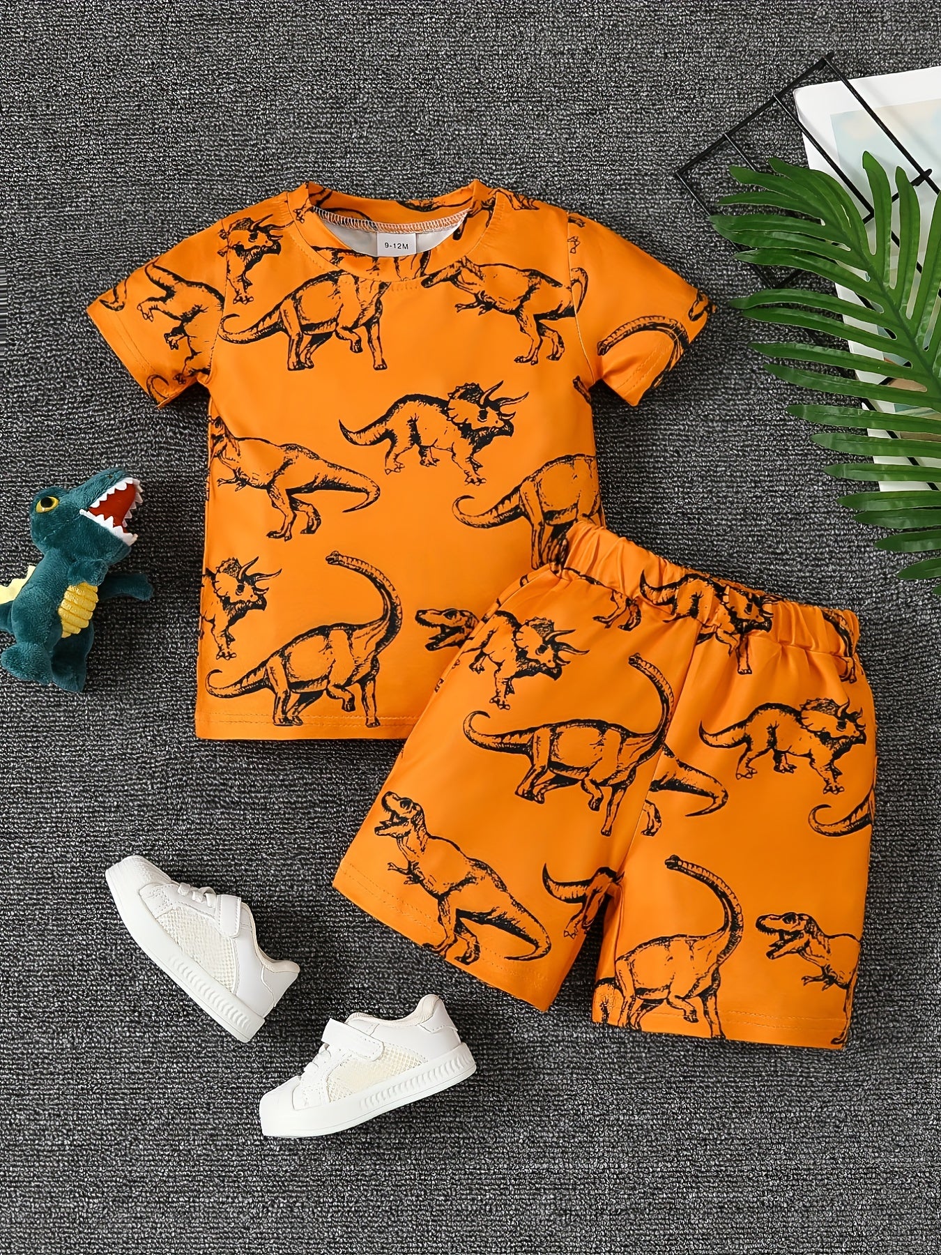 2pcs Little Boy Casual Dinosaurs Graphic Short Sleeve Tees & Shorts Set