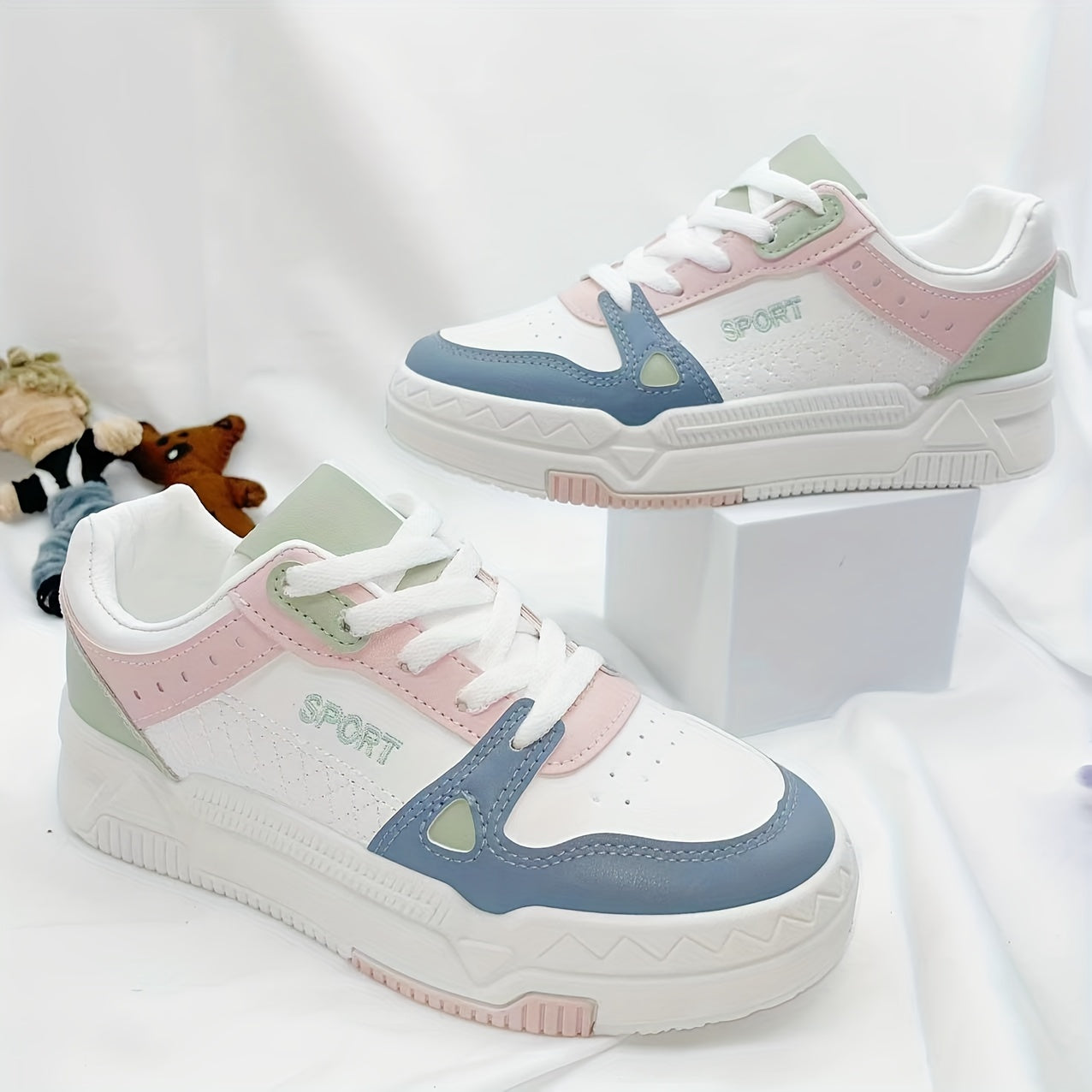 Women's Platform Skate Shoes Low Top Lace-Up Sneakers