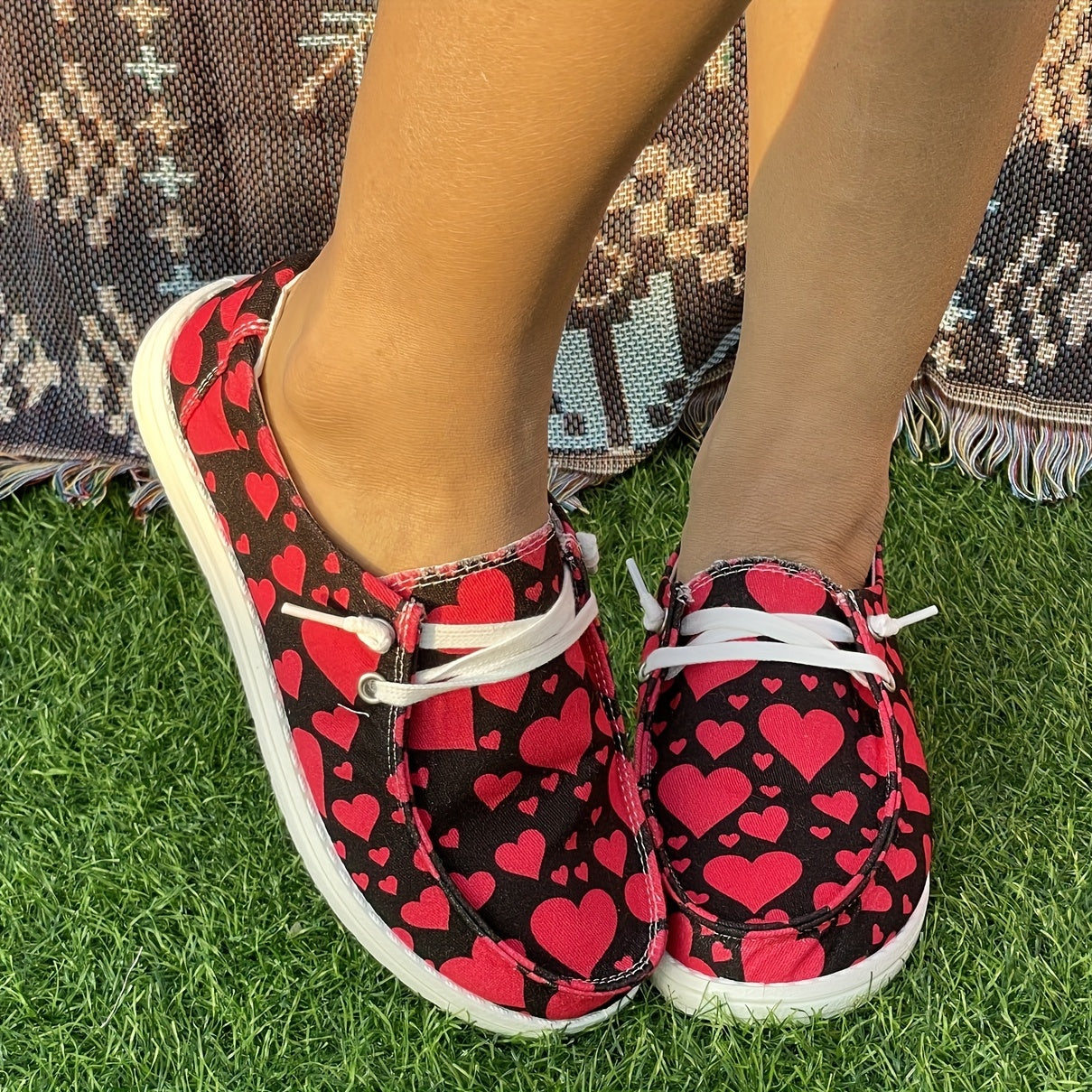 Red Heart Pattern Skateboard Shoes for Women, Lightweight Running Shoes