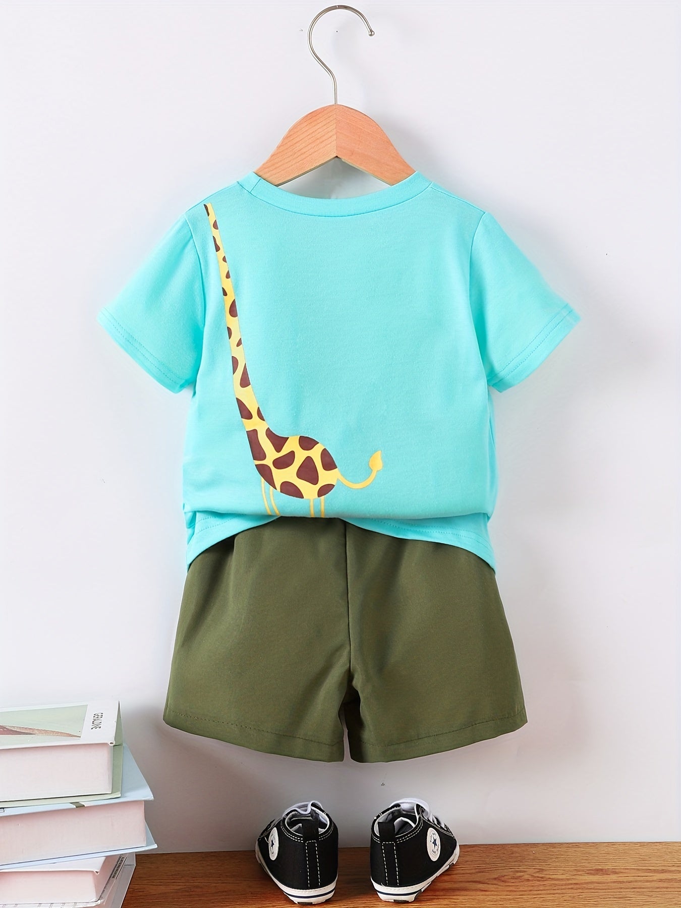 Toddler Boy's Cartoon Giraffe Pattern 2pcs T shirt & Cargo Shorts Set Outfits