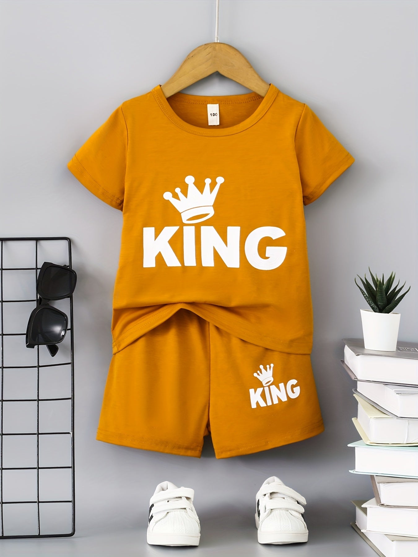 2pcs Boys Casual KING Crown Graphic Print T-shirt & Shorts Set