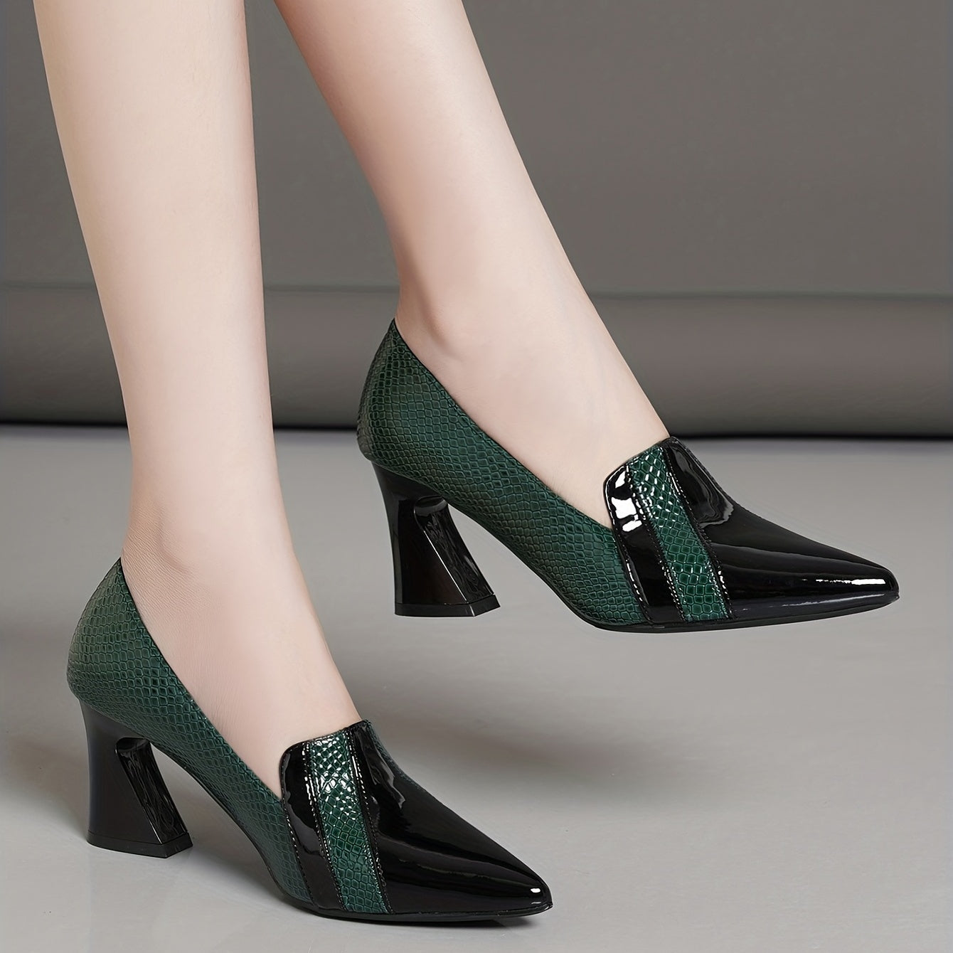 Crocodile Decor Chunky Heels Pointed Toe Pumps