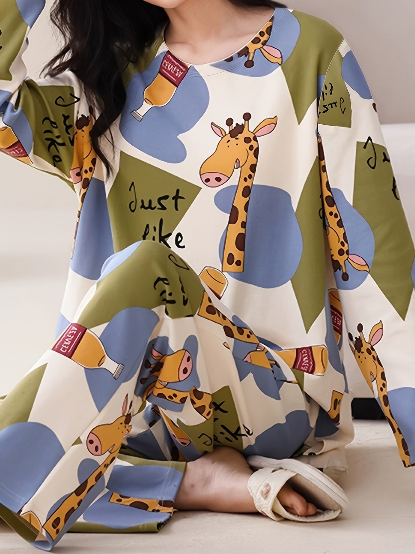Giraffe Print Pajama Set Long Sleeve Crew Neck Top & Lounge Pants
