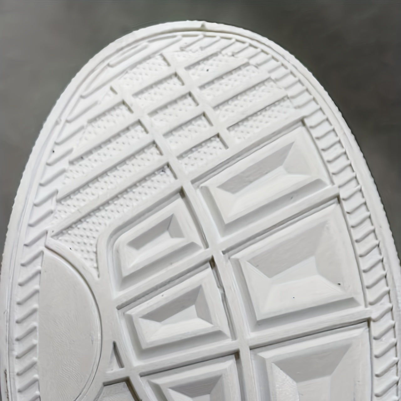Men's Lace-up PU Leather Skate Shoes with Good Traction