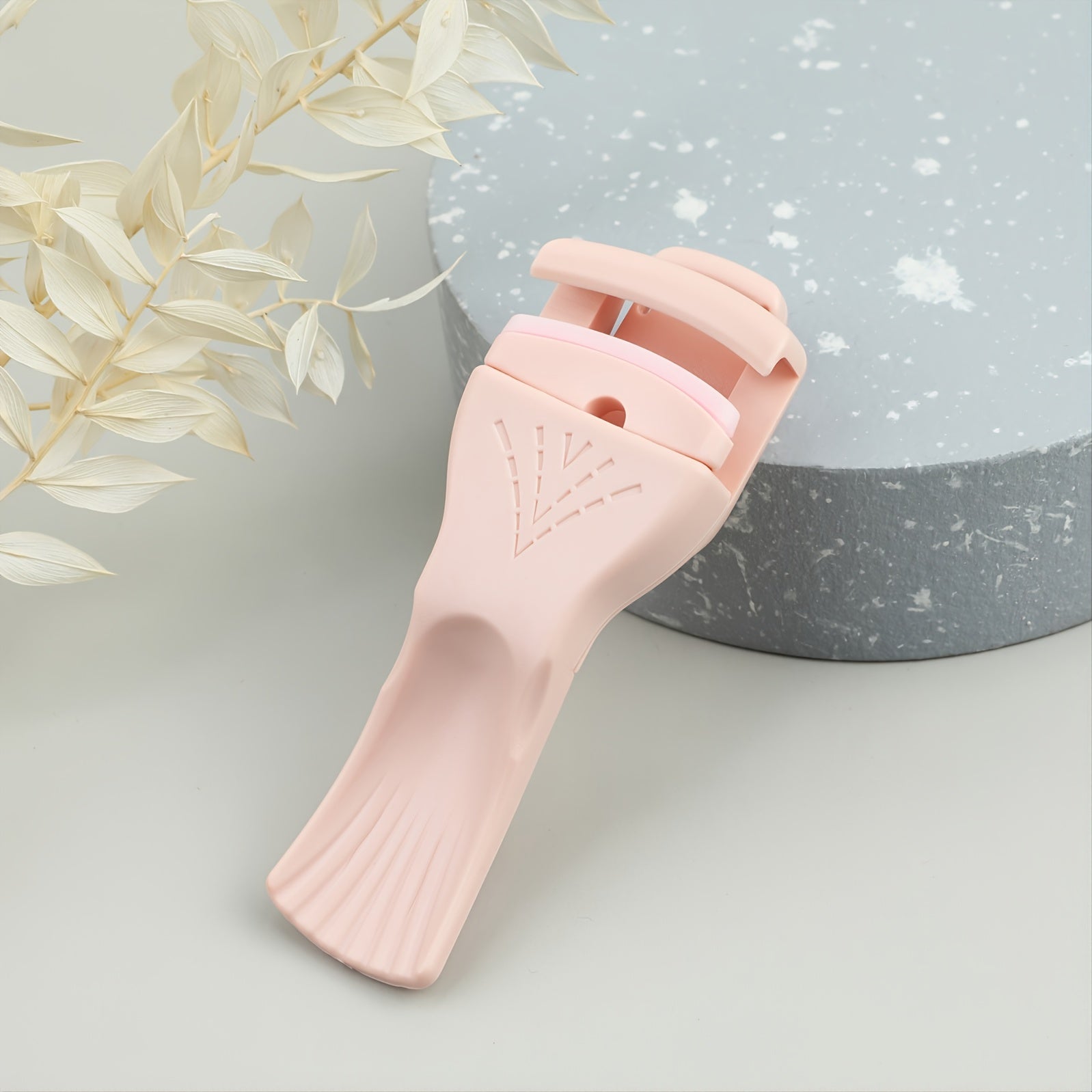 Eyelash Curler with 2 Silicone Pads for Eye Makeup