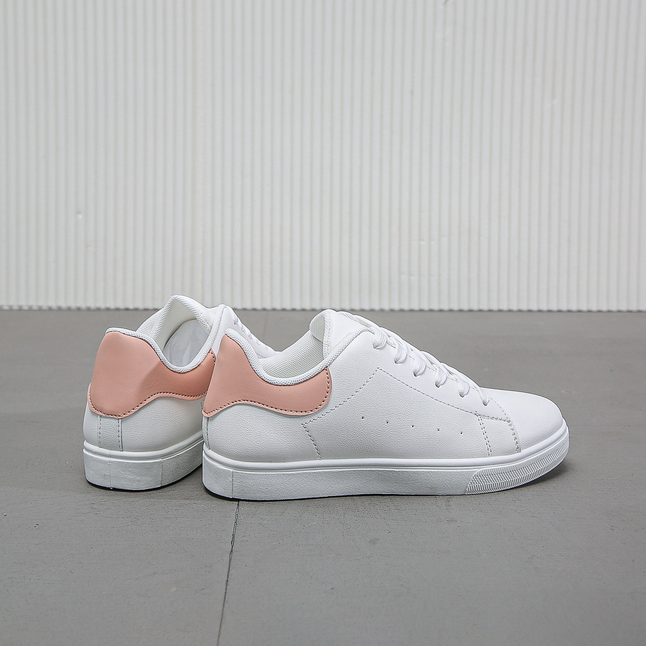 Women's Lace-Up Flat Skate Shoes Low Top Sneakers
