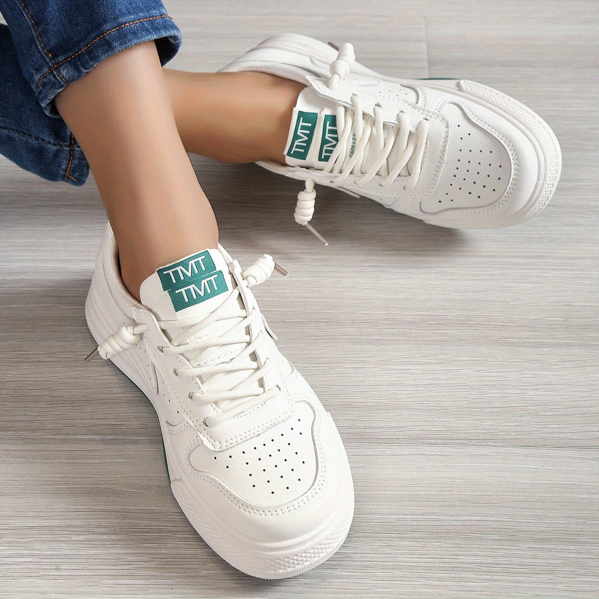 Women's Letter Print Skate Shoes Breathable Lace Up Sneakers