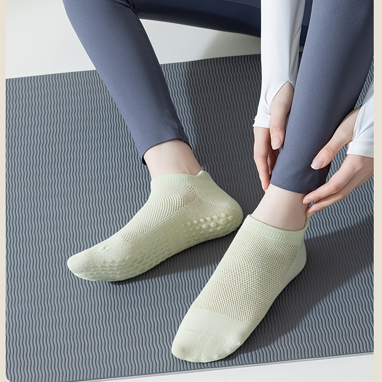 Men's Non Slip Mesh Bottom Rubber Dot Cotton Blend Soft Socks