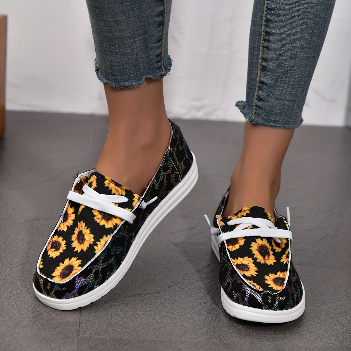 Chrysanthemum & Leopard Print Canvas Shoes Low Top Lace Up Round Toe Casual Shoe