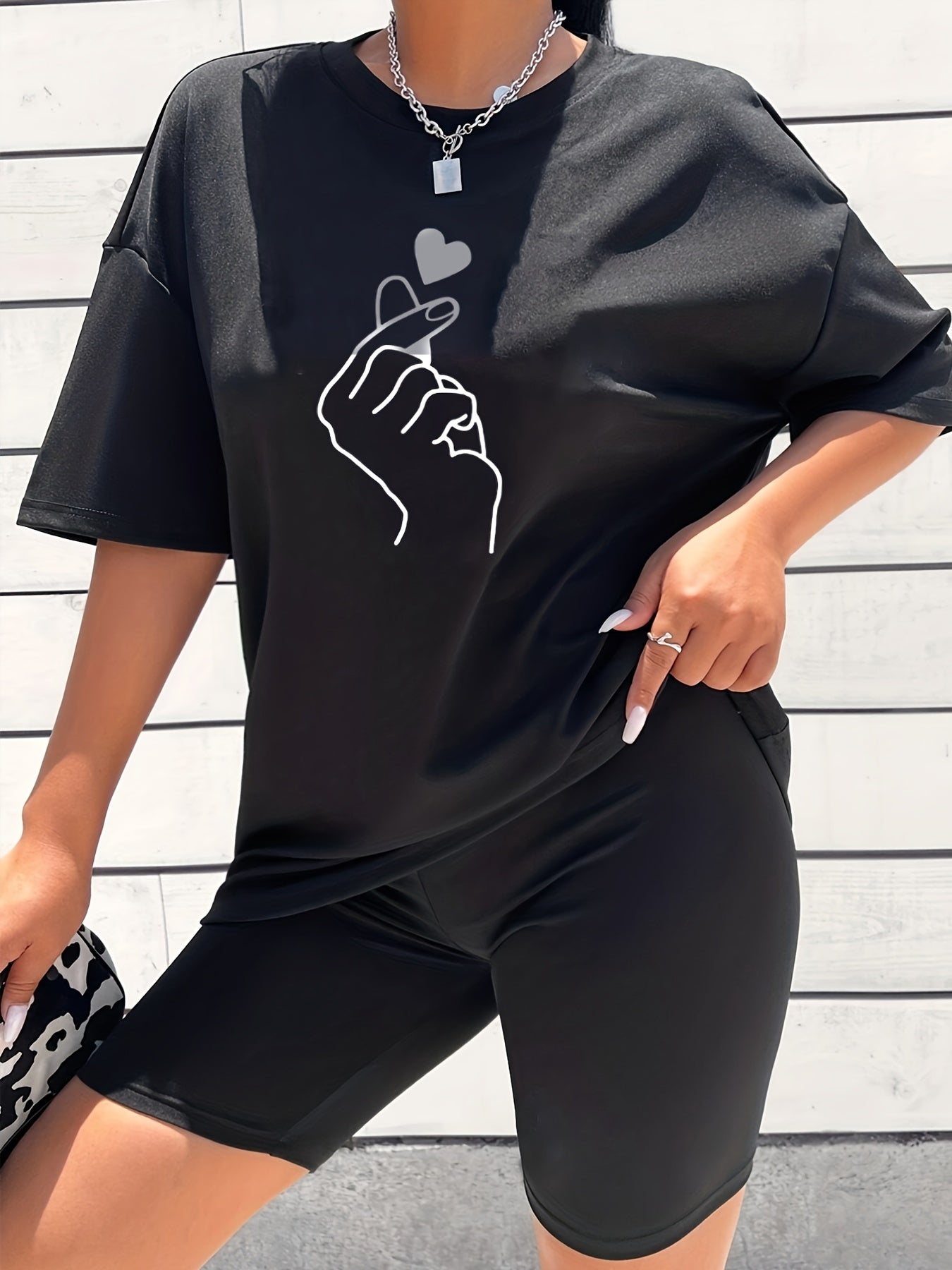 2pcs Heart Graphic T-shirts & Solid Shorts Summer Sports Set