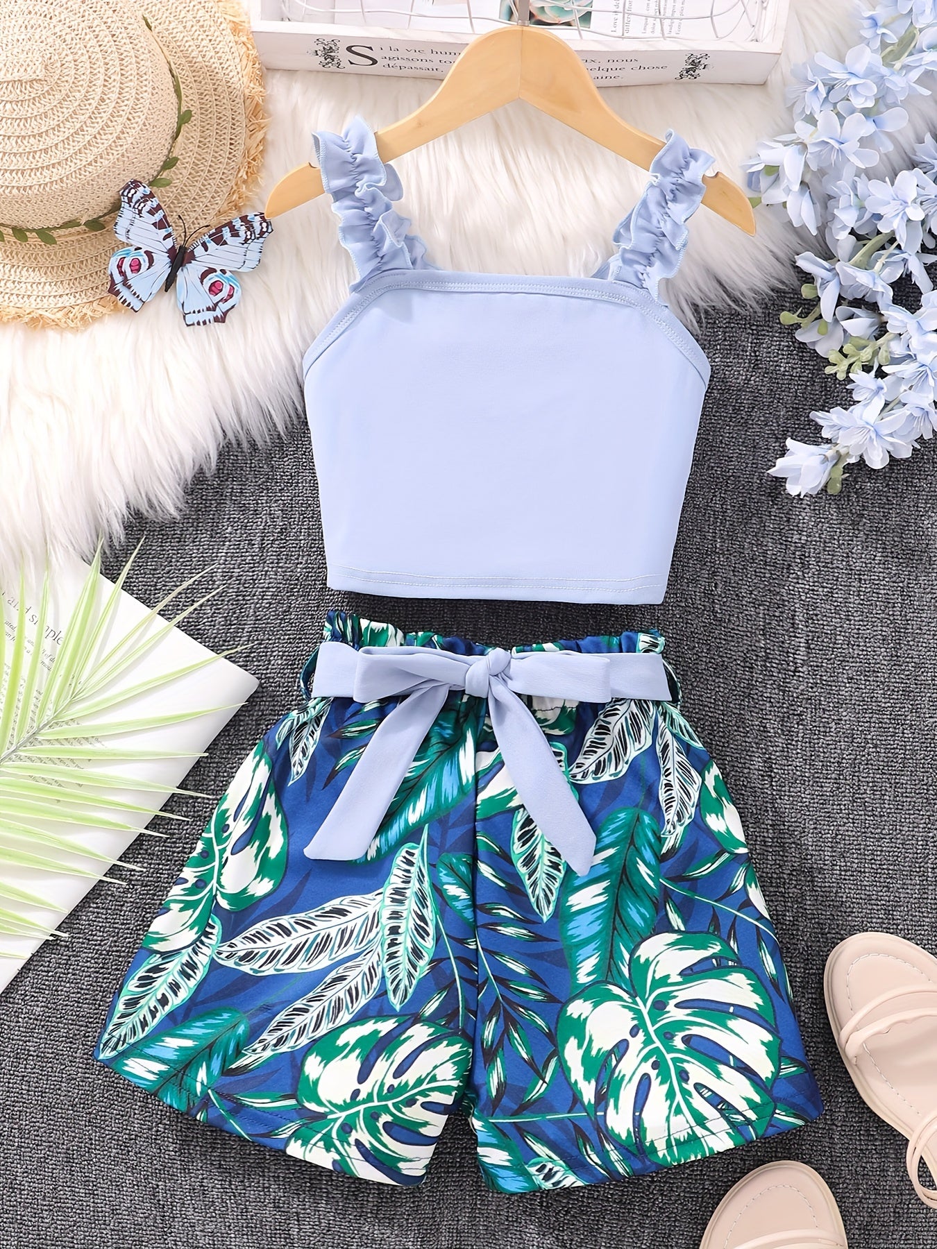 2pcs Girls Frilled Strap Top Tropical Belted Shorts Set