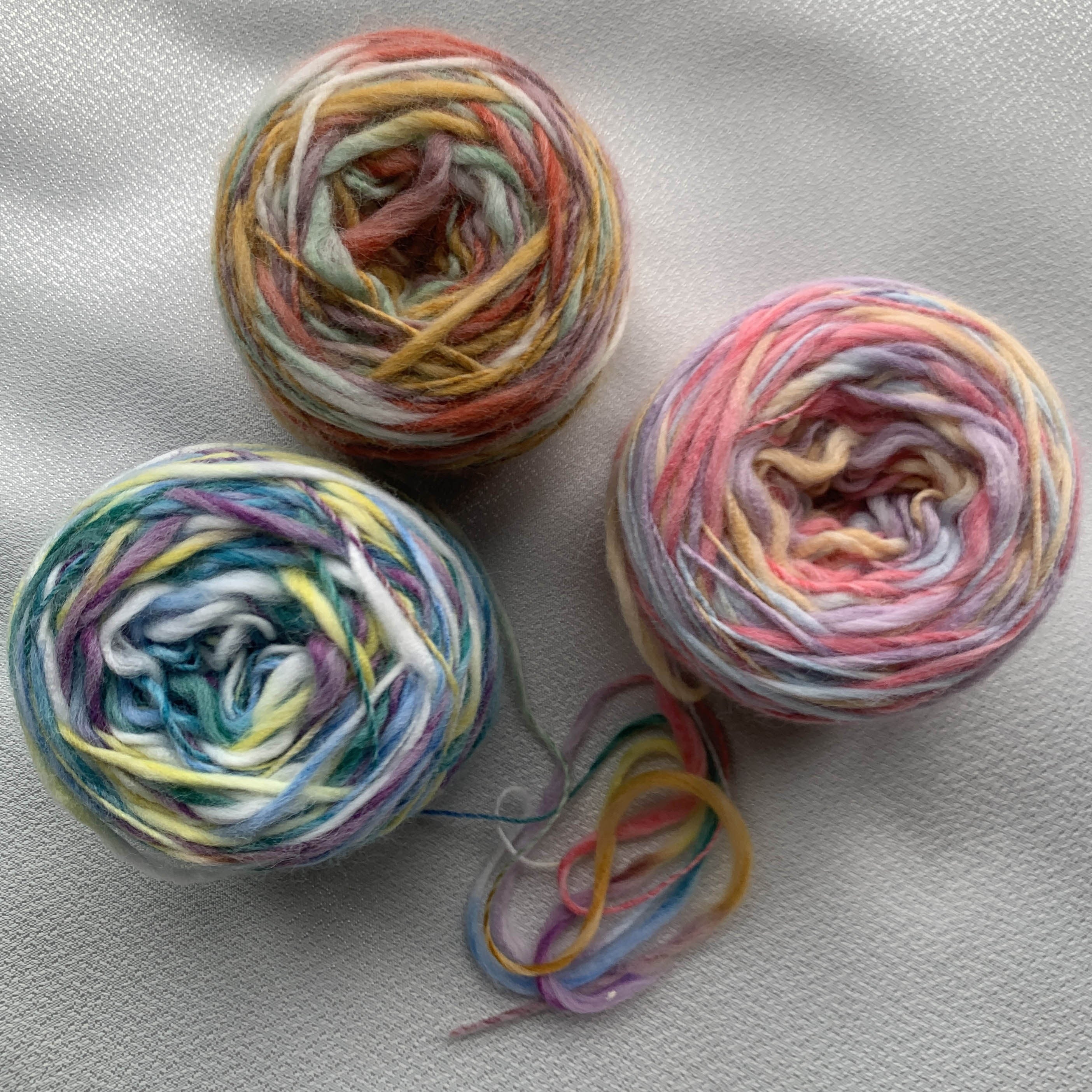 Hand-Woven 100m Dyed Wool Yarn Ball