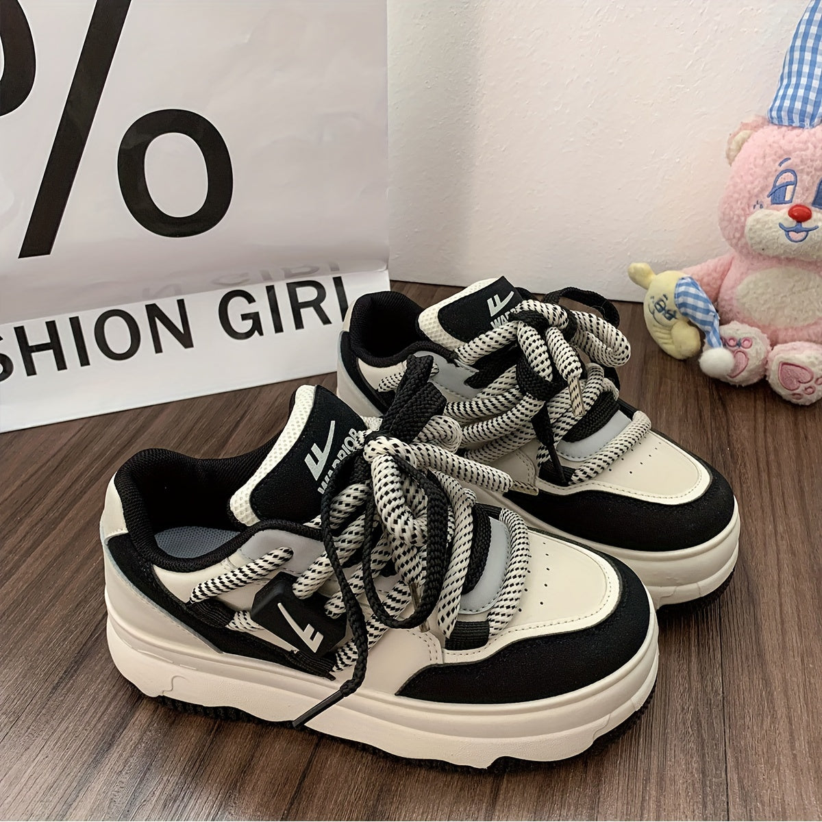 Women's Retro Lace up Skate Shoes Lightweight Platform Sneakers