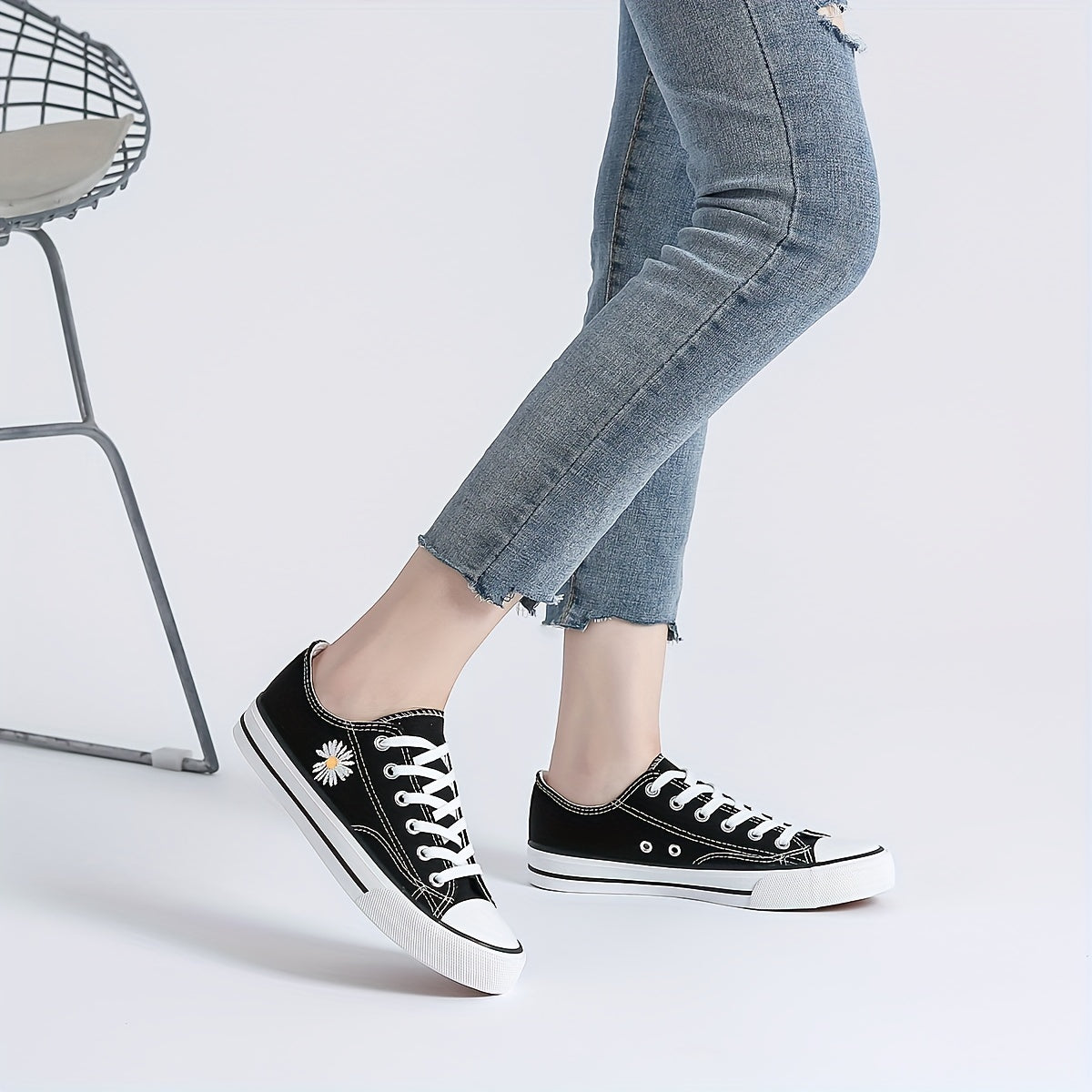 Women's Daisy Embroidered Canvas Sneakers Lace Up Flat Shoes