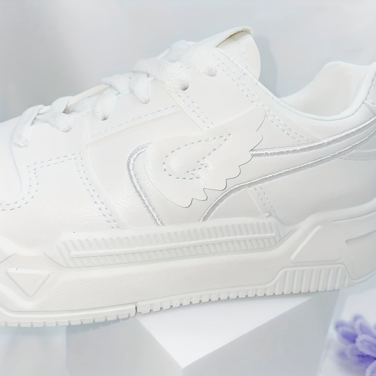 Women's Lace up Front Skate Shoes With Wing Decor Low Flatform Shoes