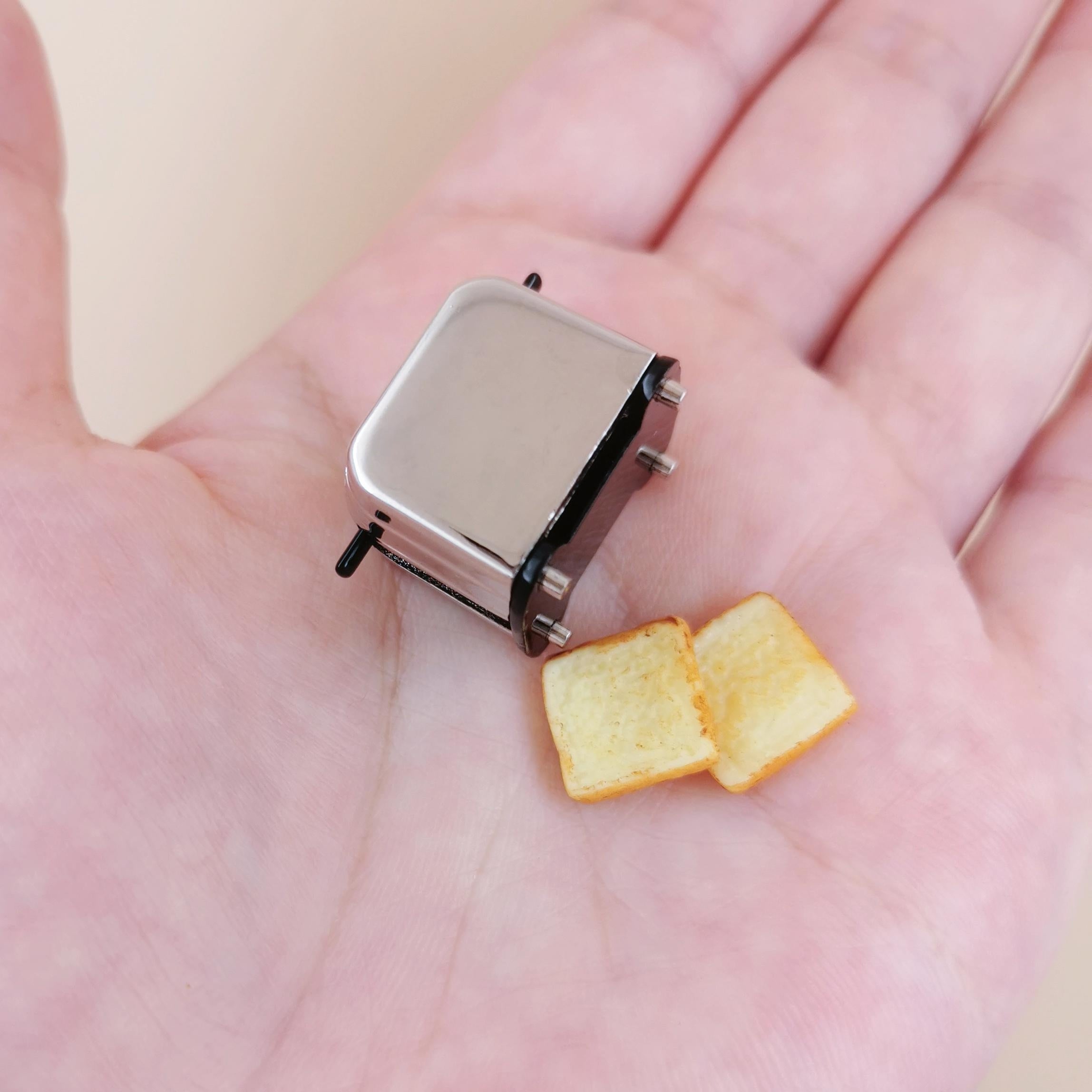 1:12 Mini Metal Toaster Dollhouse Accessory with 2 Resin Toasts